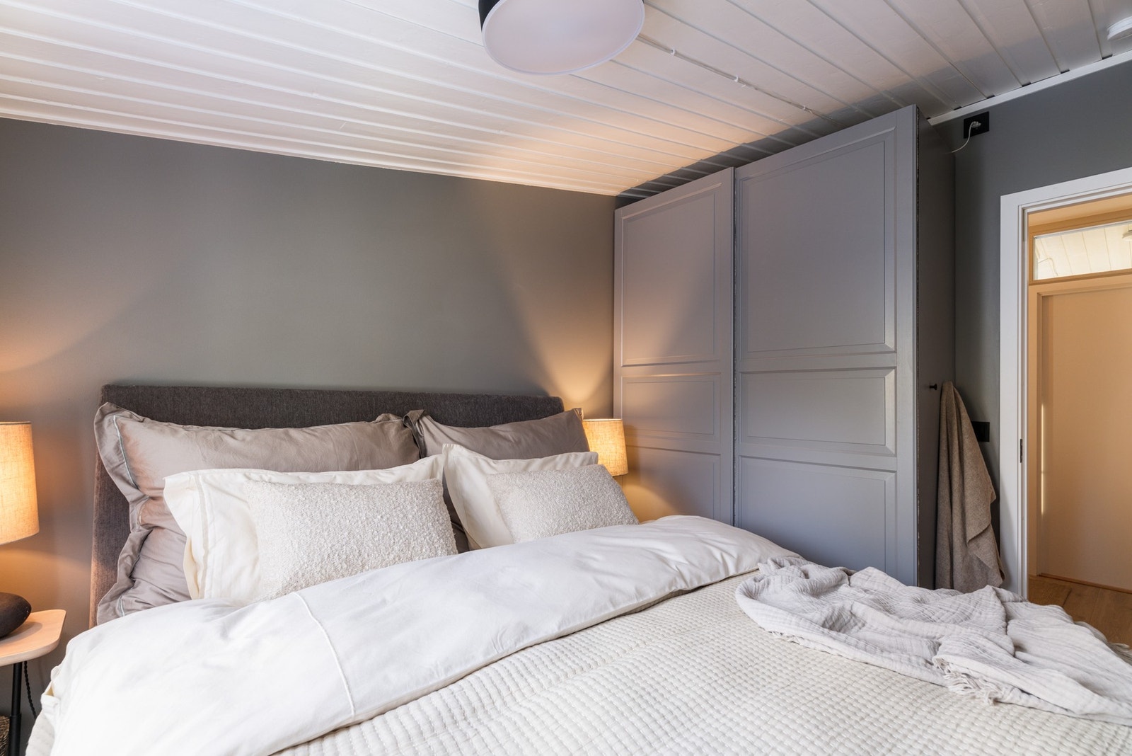 Hovedsoverommet byr på en skyvedørsgarderobe for praktisk og skjult oppbevaring. Galleribilde