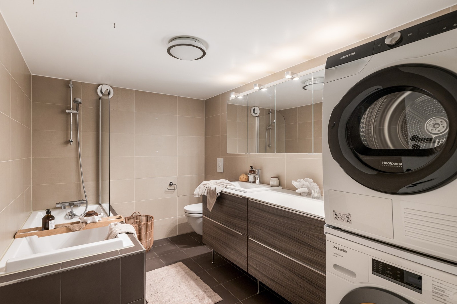 Badet ble oppgradert i 2012 og har flislagte overflater med moderne utførelse. Badet er utstyrt med badekar med dusj, servant, veggfestet toalett og opplegg for vaskemaskin. Galleribilde