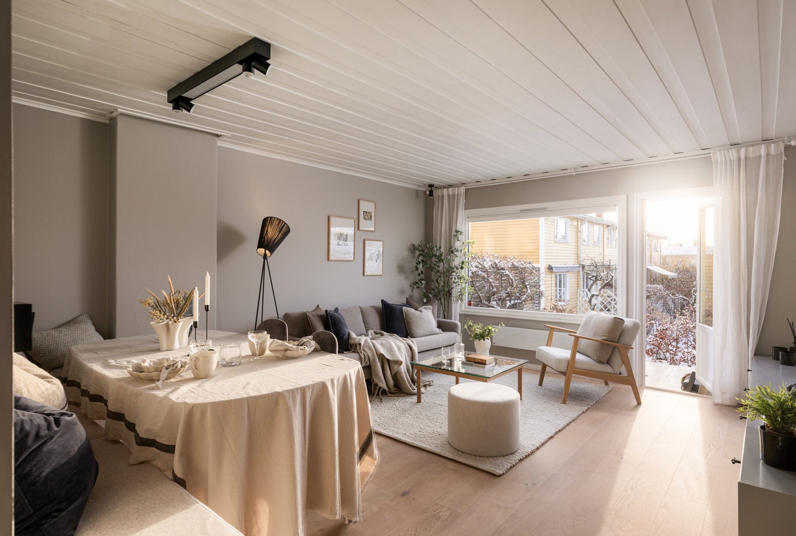 Det er installert ny smart panelovn fra 2022, og Philips Hue-belysning er montert i hele 1. etasje samt i alle soverom. Det er mulig å etablere peisovn om ønskelig i stuen. Galleribilde