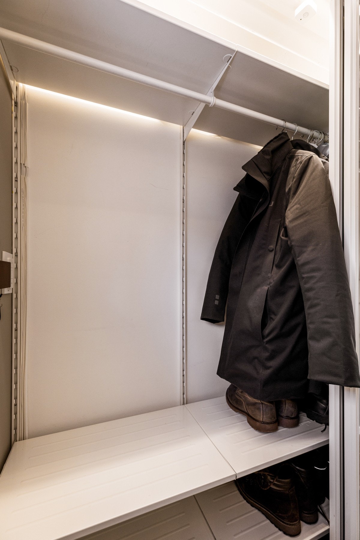 Entréen har en praktisk skyvedørsgarderobe med speilfronter som gir rikelig med oppbevaringsplass for yttertøy og sko. Galleribilde