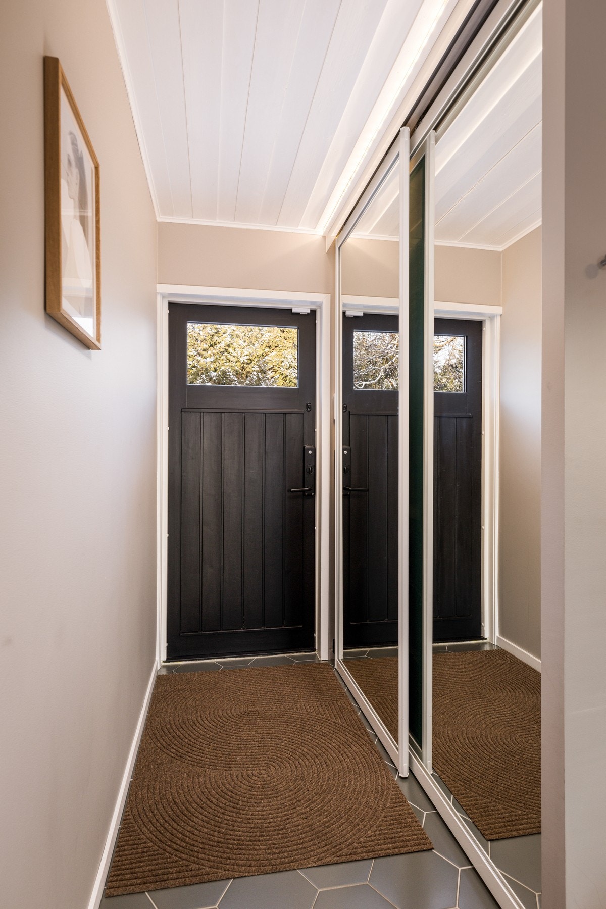 Boligen ønsker velkommen via en lys og innbydende entré i 1.etg med flislagt gulv. Galleribilde