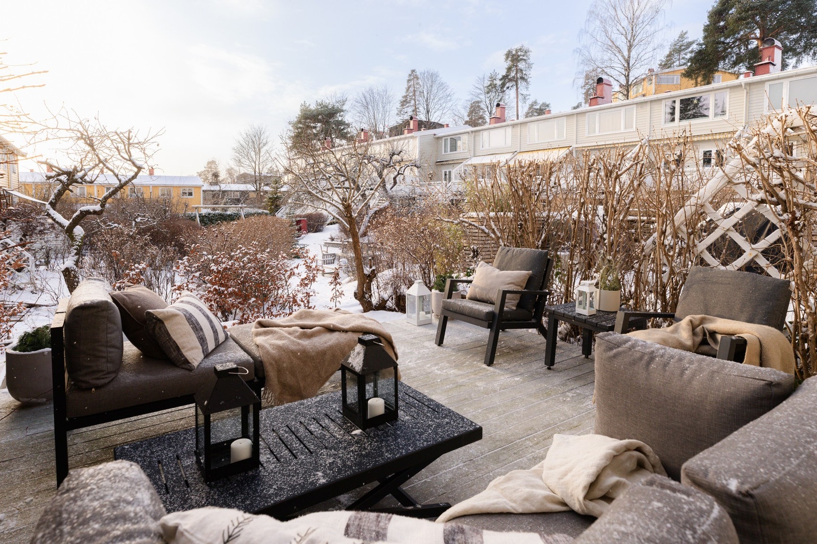 Terrassen ble beiset i 2025, og det er etablert ny bøkehekk som ytterligere bidrar til privat og hyggelig uteareal. Galleribilde