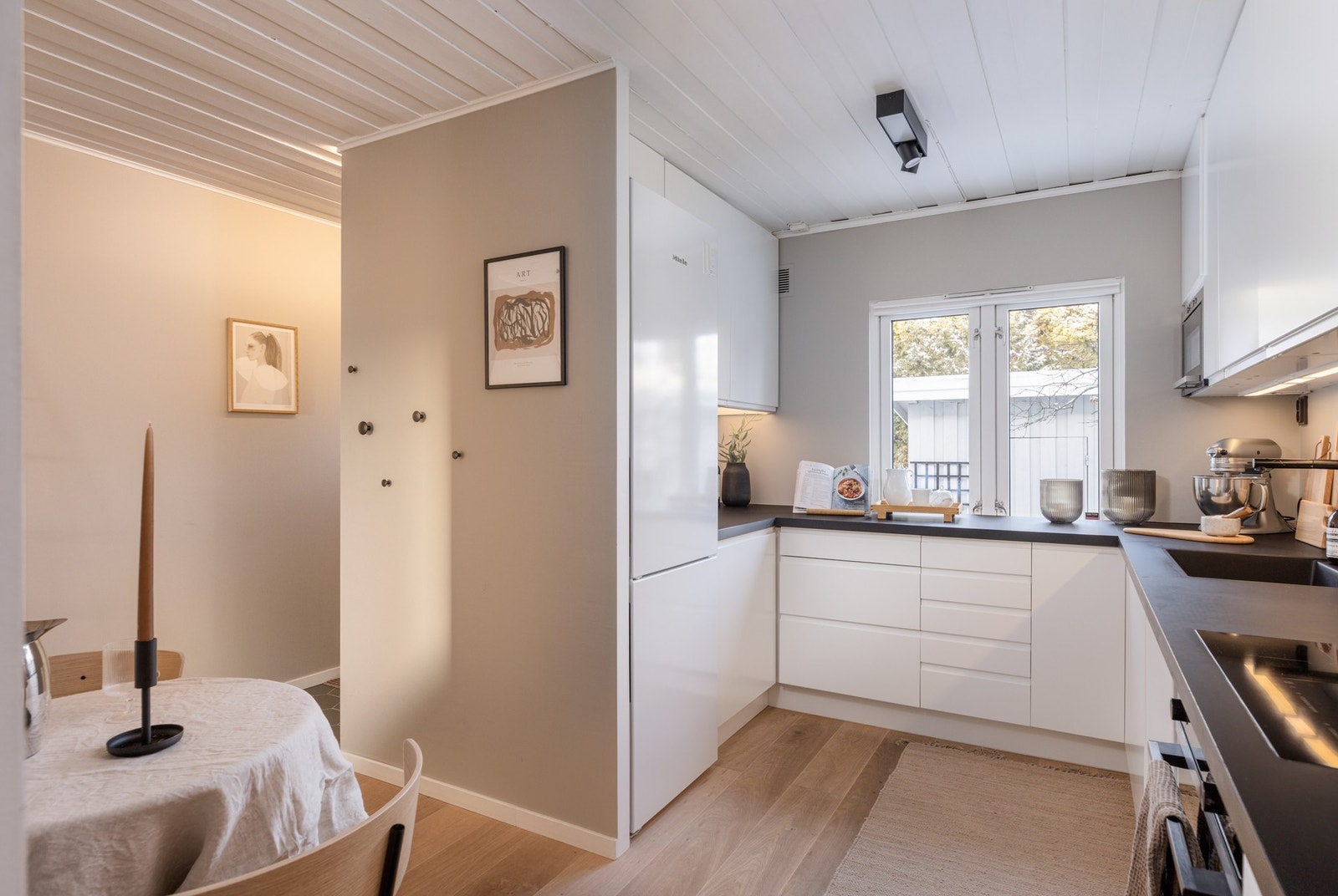 Kjøkkenområde tillater også innredning av et mindre spisebord for hverdagslige måltider. Galleribilde