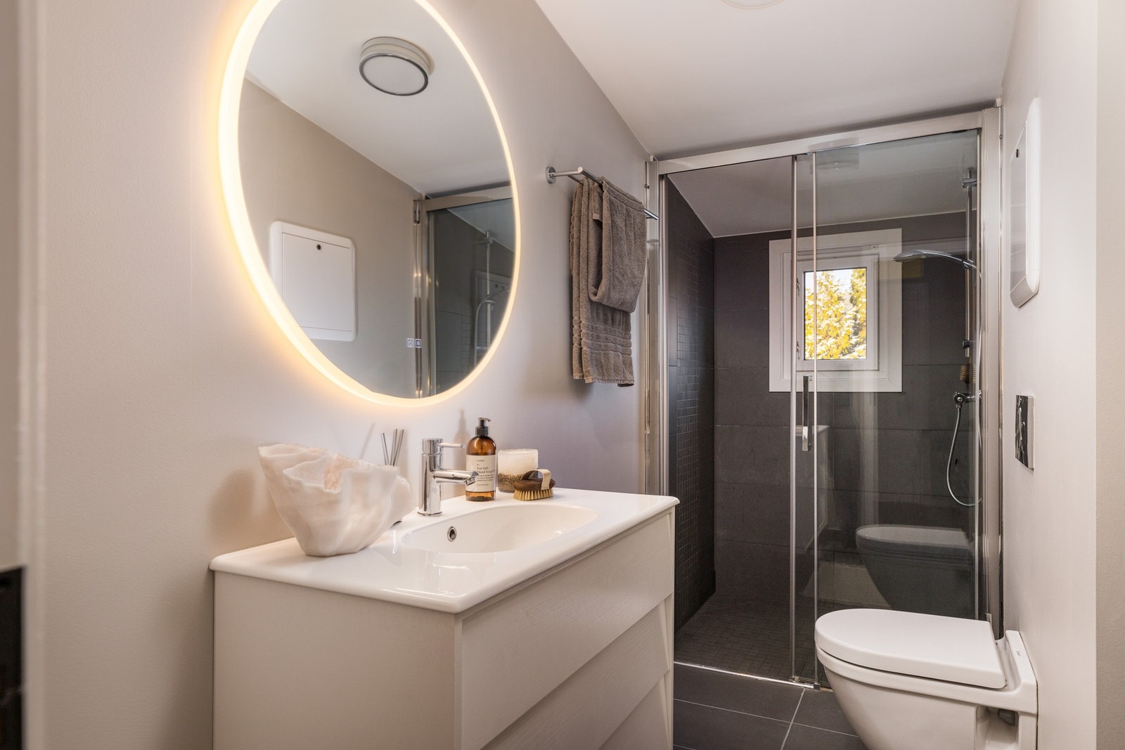 Badet i 2.etasje ble nymalt og det er montert nytt baderomsspeil med anti-dugg og touch-funksjon i 2025. Galleribilde