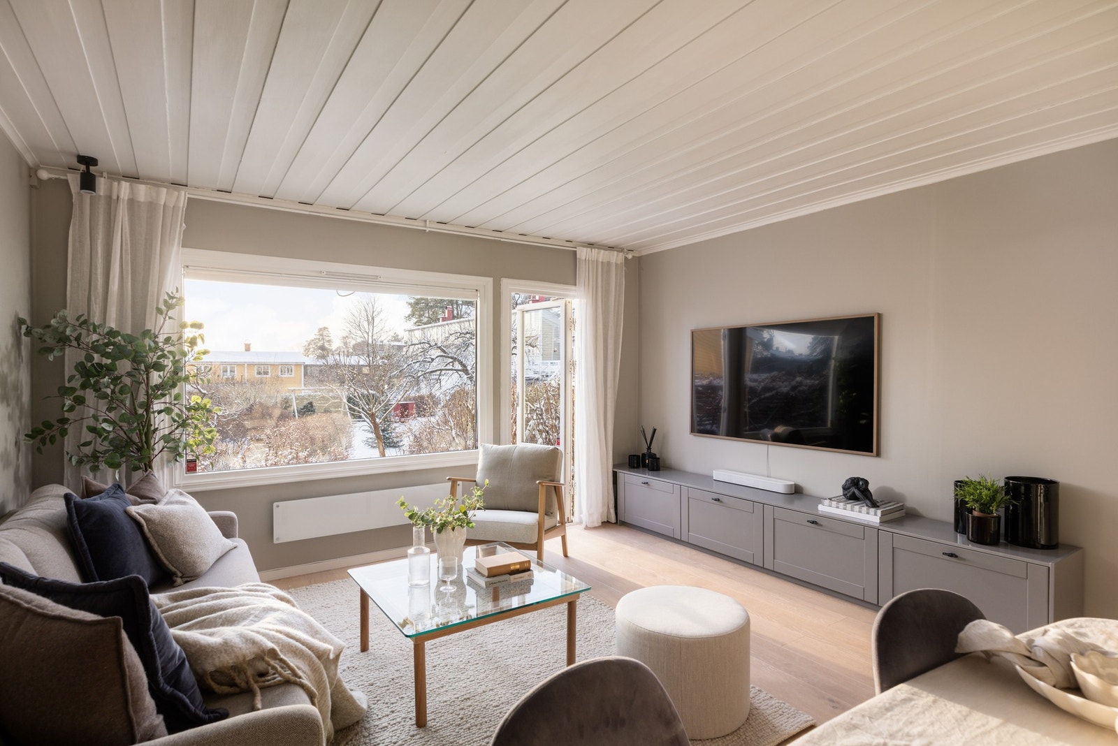 Stuen har gulv belagt med enstavs parkett(2021), og vegger og tak ble malt i 2022. Galleribilde