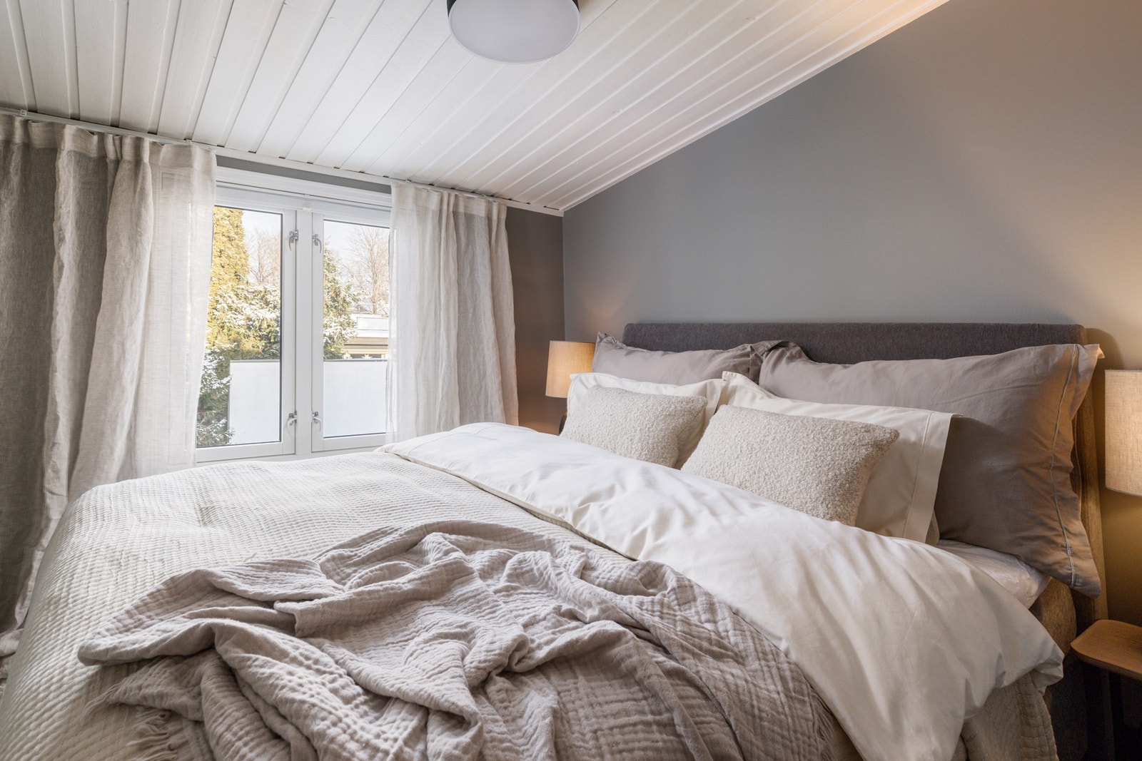 Hovedsoverommet har god plass til dobbeltseng, nattbord og praktisk skyvedørsgarderobe. Galleribilde