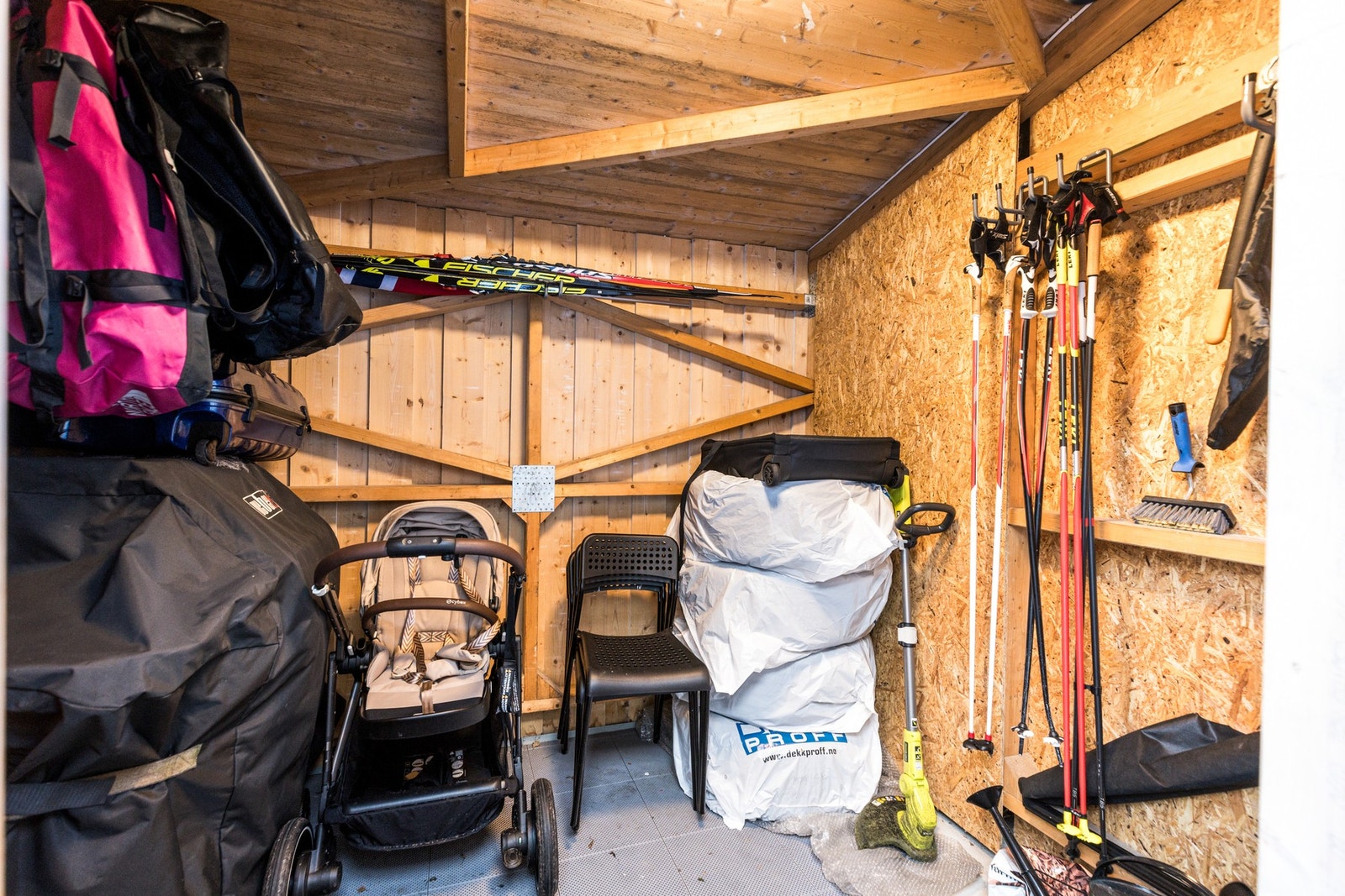 En praktisk utvendig bod på ca, 5 kvm er å finne like ved inngangspartiet. Galleribilde