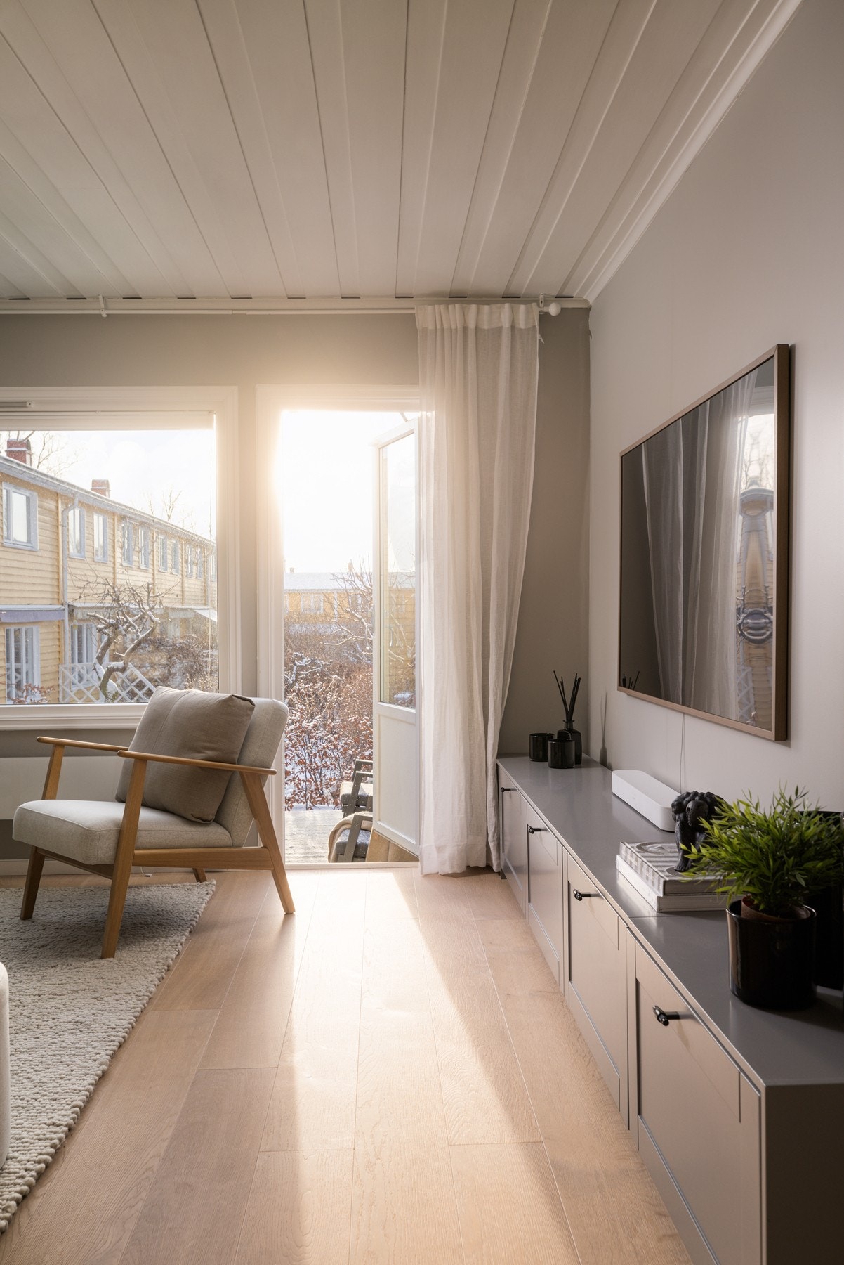 Boligen har rikelig med naturlig lys takket være store vindusflater Galleribilde