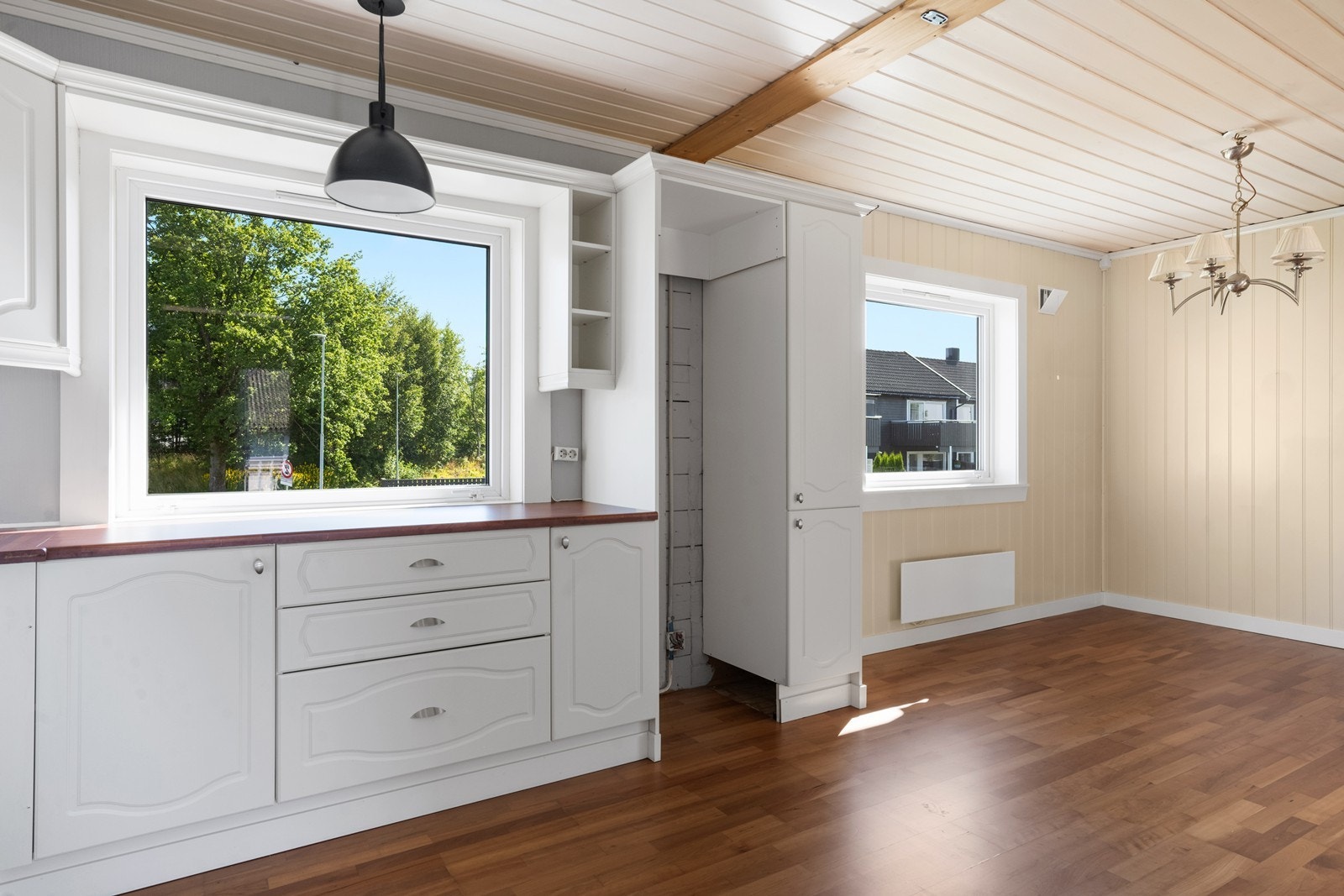 Lyst og åpent område med god plass til spisebord og stoler. Galleribilde