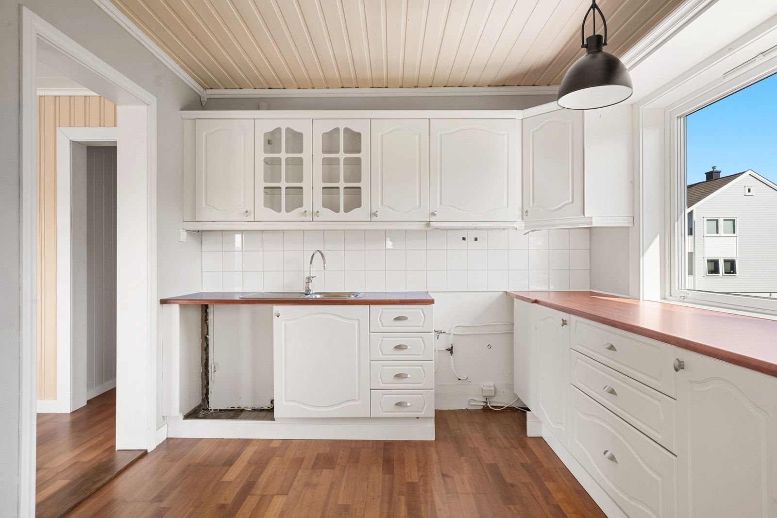 Kjøkkeninnredningen har lakkerte over- og underskap, samt laminat benkeplate. Galleribilde