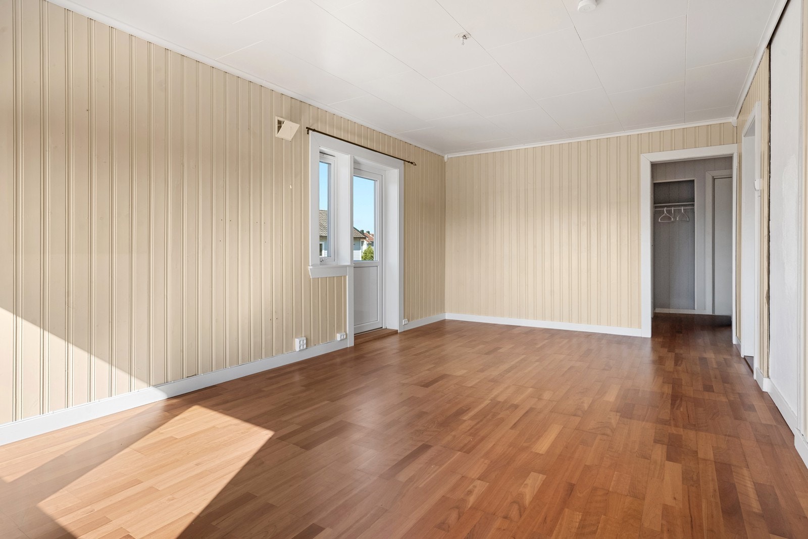 Fra stuen er direkte utgang til en romslig og solrik balkong. Galleribilde