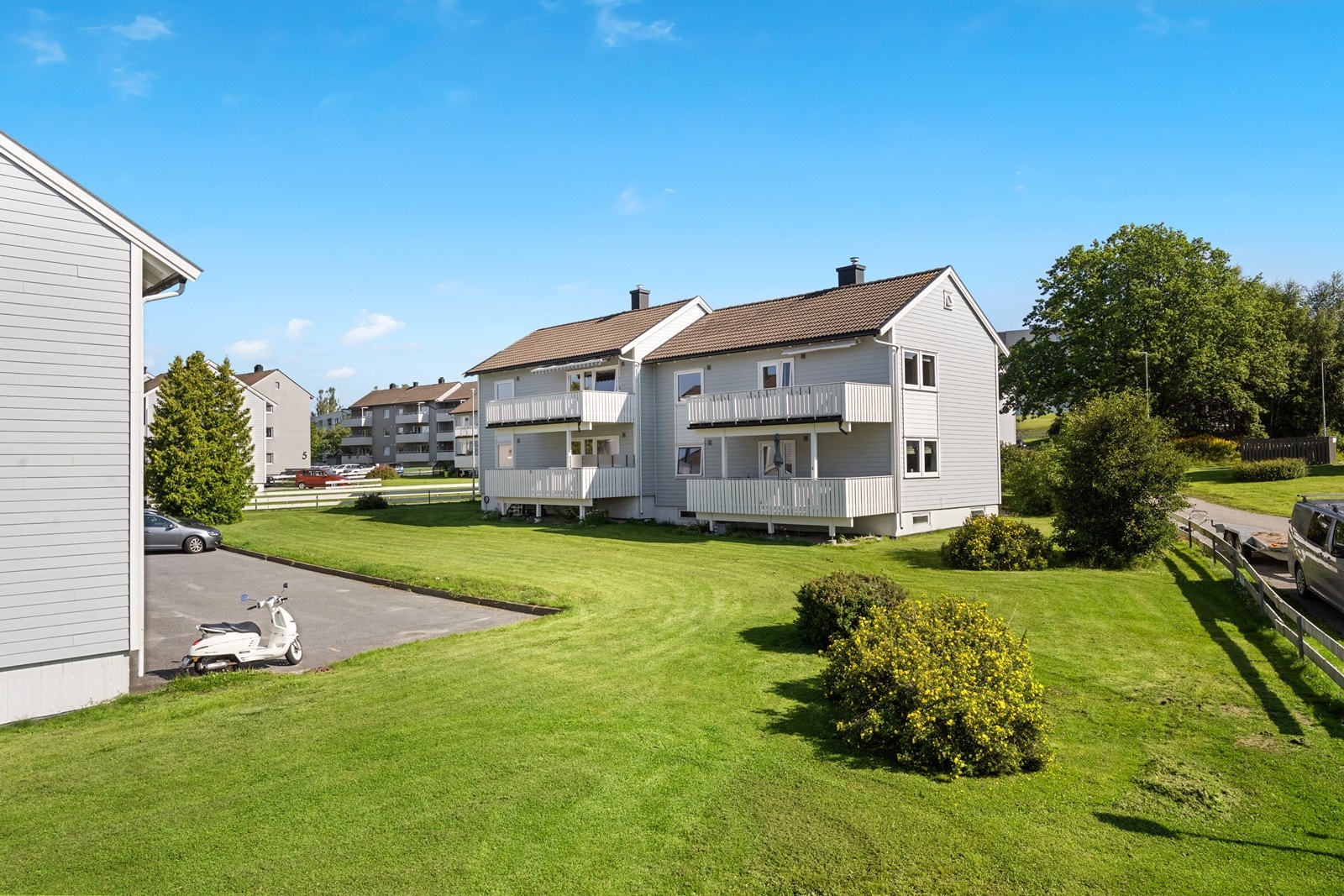 Tomten som er felles for hele borettslaget og er pent opparbeidet med grøntarealer slik som gressplen og prydbusker. Galleribilde