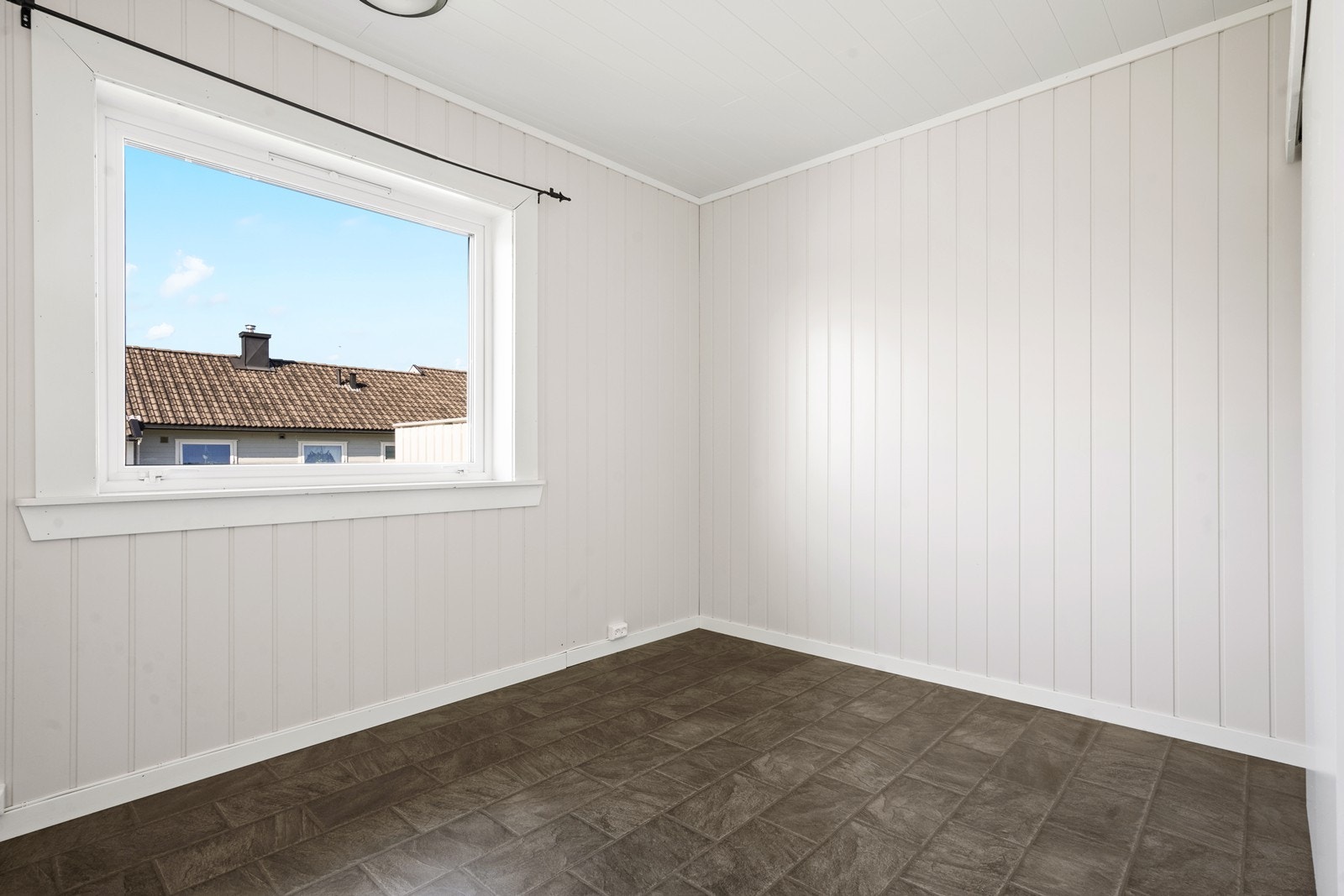 Soverommet er av behagelig størrelse og har et stort vindu som slipper inn rikelig med naturlig lys. Galleribilde