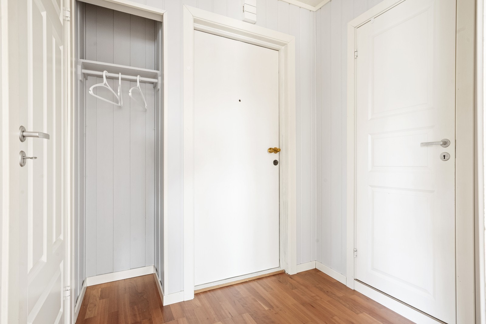 Entré med plass til oppbevaring av yttertøy og sko. Galleribilde