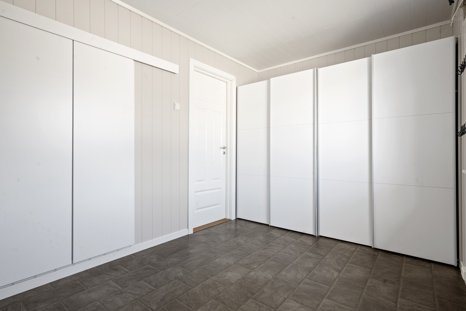 Rommet er innredet med en praktisk skyvedørsgarderobe samt integrert garderobeløsning. Galleribilde