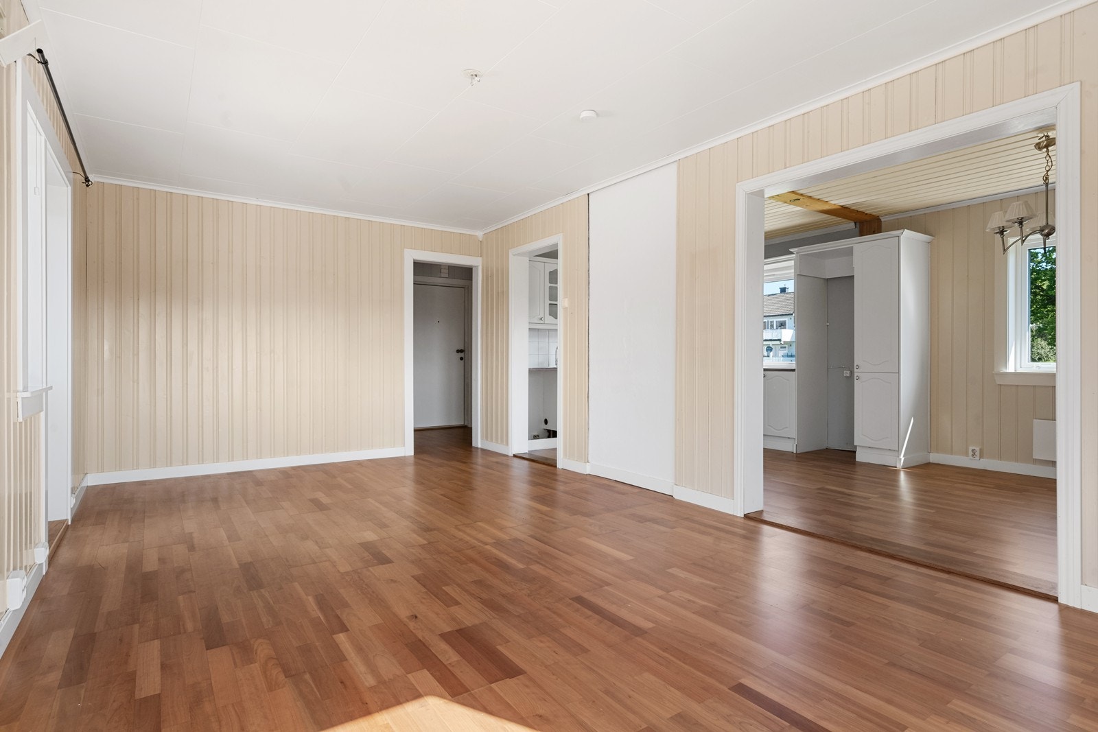 Stuen er lys og luftig, med god plass til både sofa og spisegruppe. Galleribilde