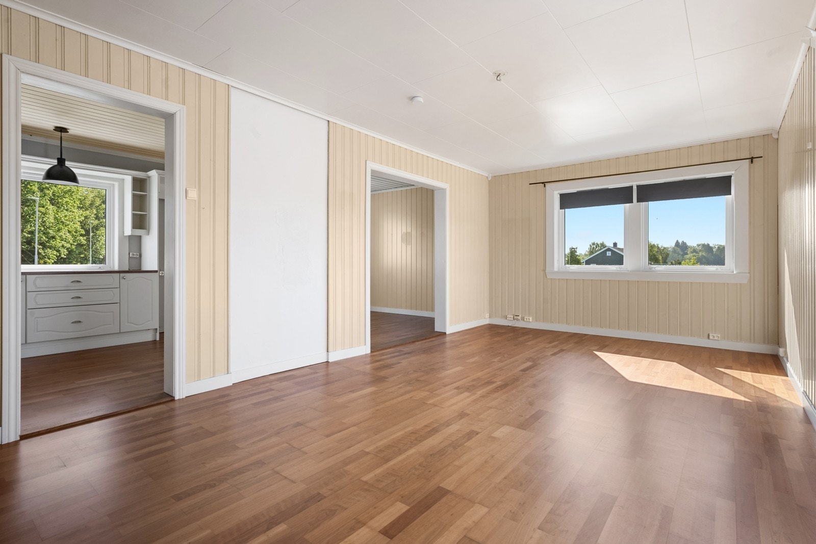 Store vindusflater sørger for godt med naturlig lysinnslipp, og bidrar til en åpen og innbydende romfølelse. Galleribilde