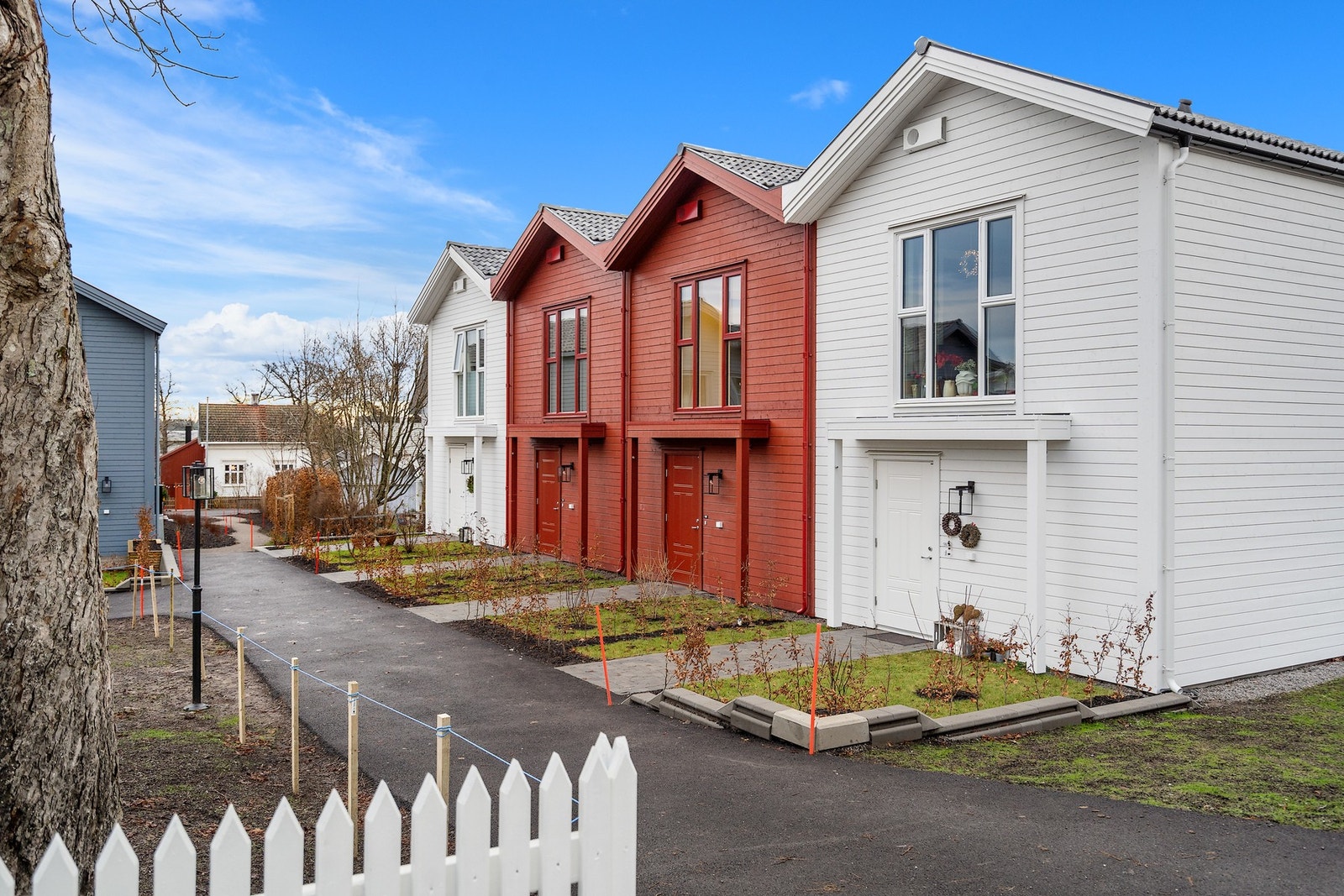 Denne flotte boligen ligger sentralt på Teie, i et etablert og idyllisk boligområde med kort vei til handel, servicetilbud og rekreasjon. Eiendommen er en del av det tidligere skoleområdet, og den gamle skolestua samt de vakre kastanjetrærne er bevart som Galleribilde