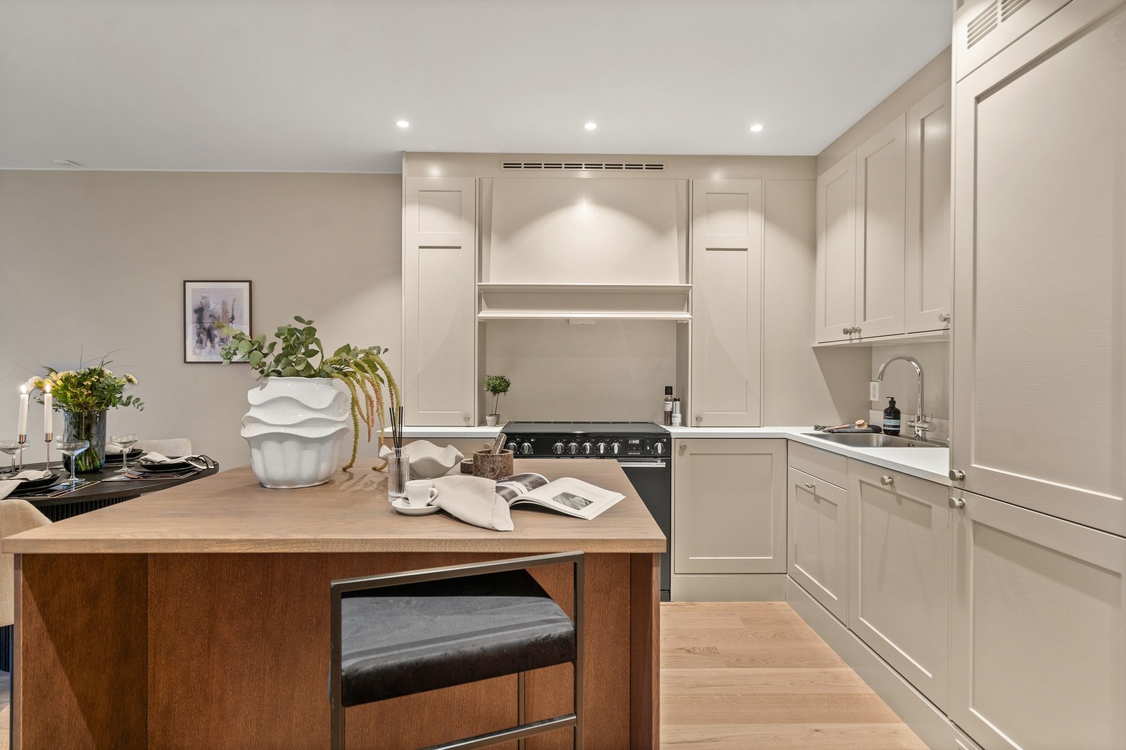 Kjøkkenet er spesialdesignet for prosjektet og levert av kvalitetsleverandøren LHM. Det har finerte eikefronter, eksklusive inframe-dører og benkeplate i laminat med marmorutførelse. Galleribilde