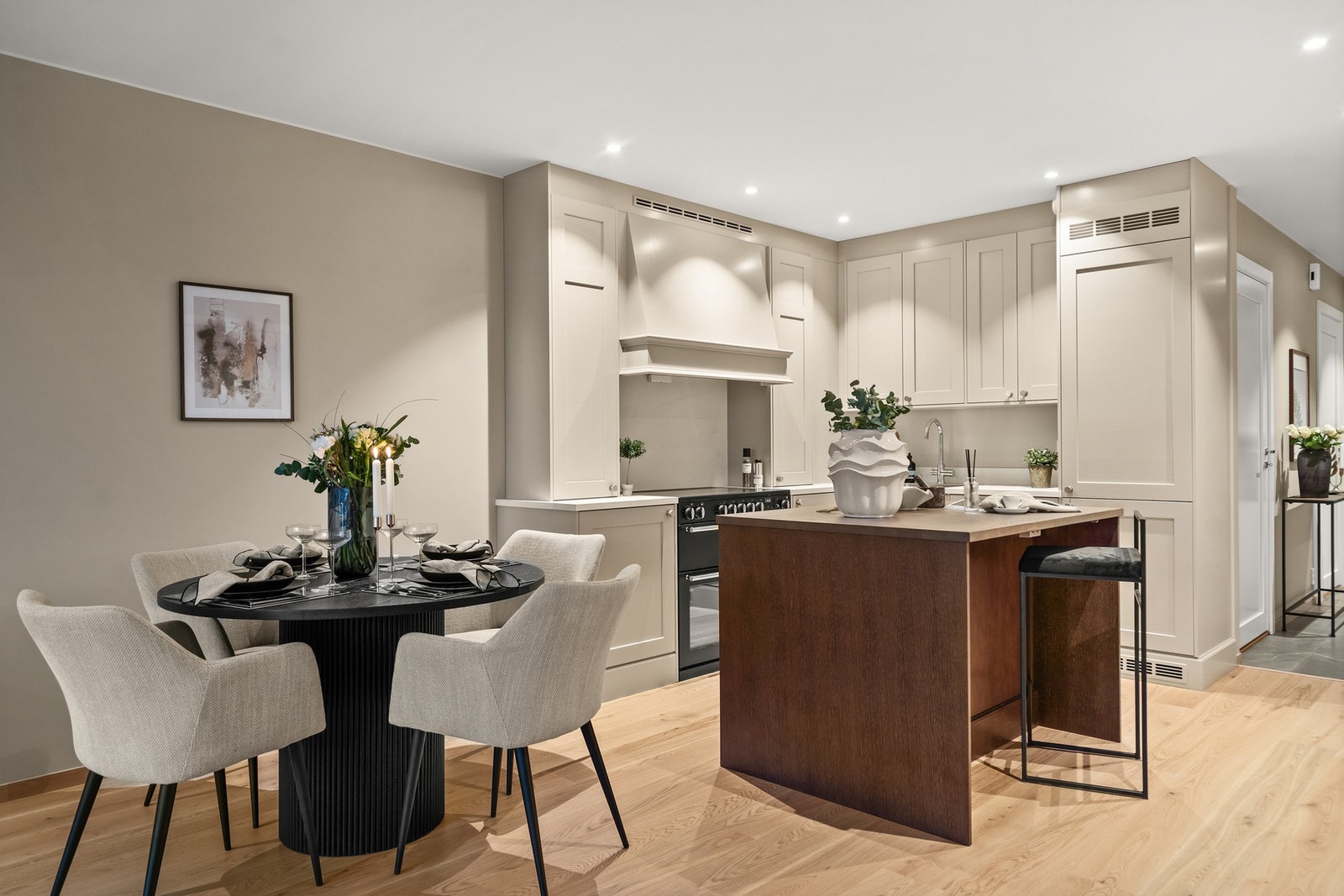 Boligen er utviklet i samarbeid med arkitekt, interiørdesigner og landskapsarkitekt, og fremstår som et moderne og stilrent hjem med god romfølelse og helhetlige materialvalg. Galleribilde