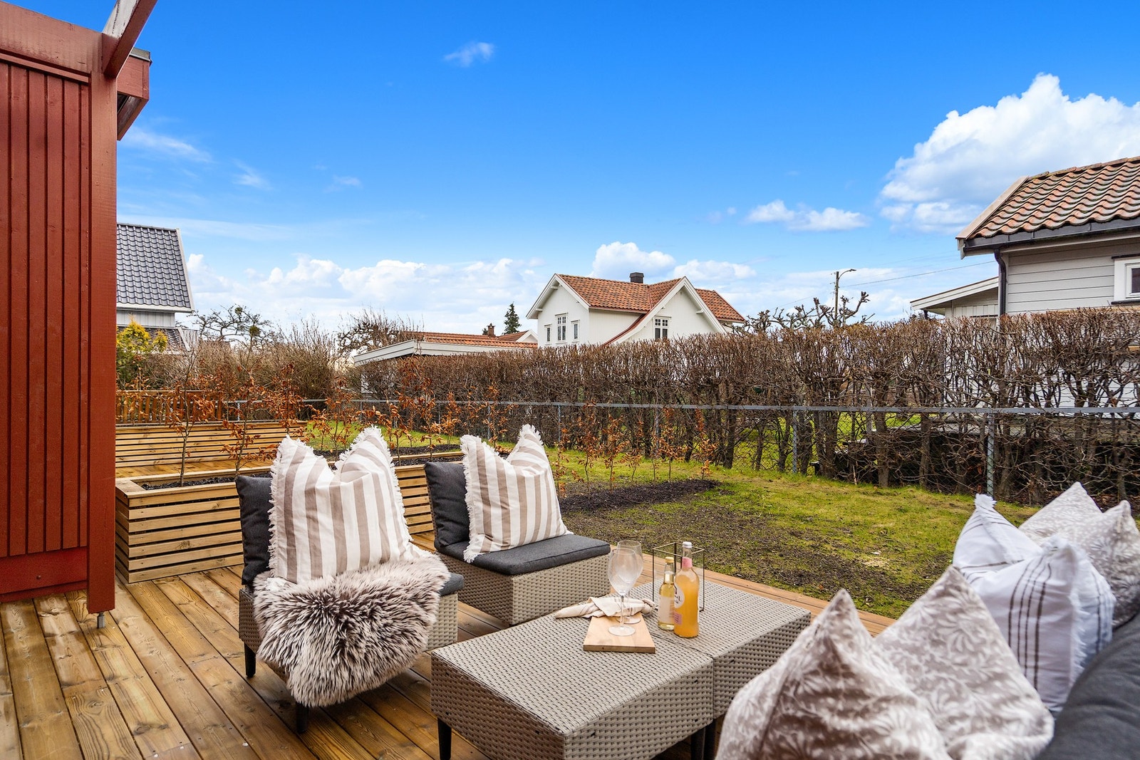 Boligen er gjennomgående og har privat forhage med adkomst fra et skjermet, bilfritt fellestun Galleribilde