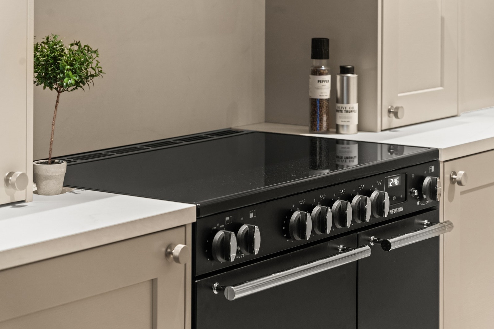 Komfyren er en moderne og klassisk Falcon Infusion 90 med to varmluftsovner, grillfunksjon og bred induksjonstopp - et smykke i kjøkkenet. Galleribilde