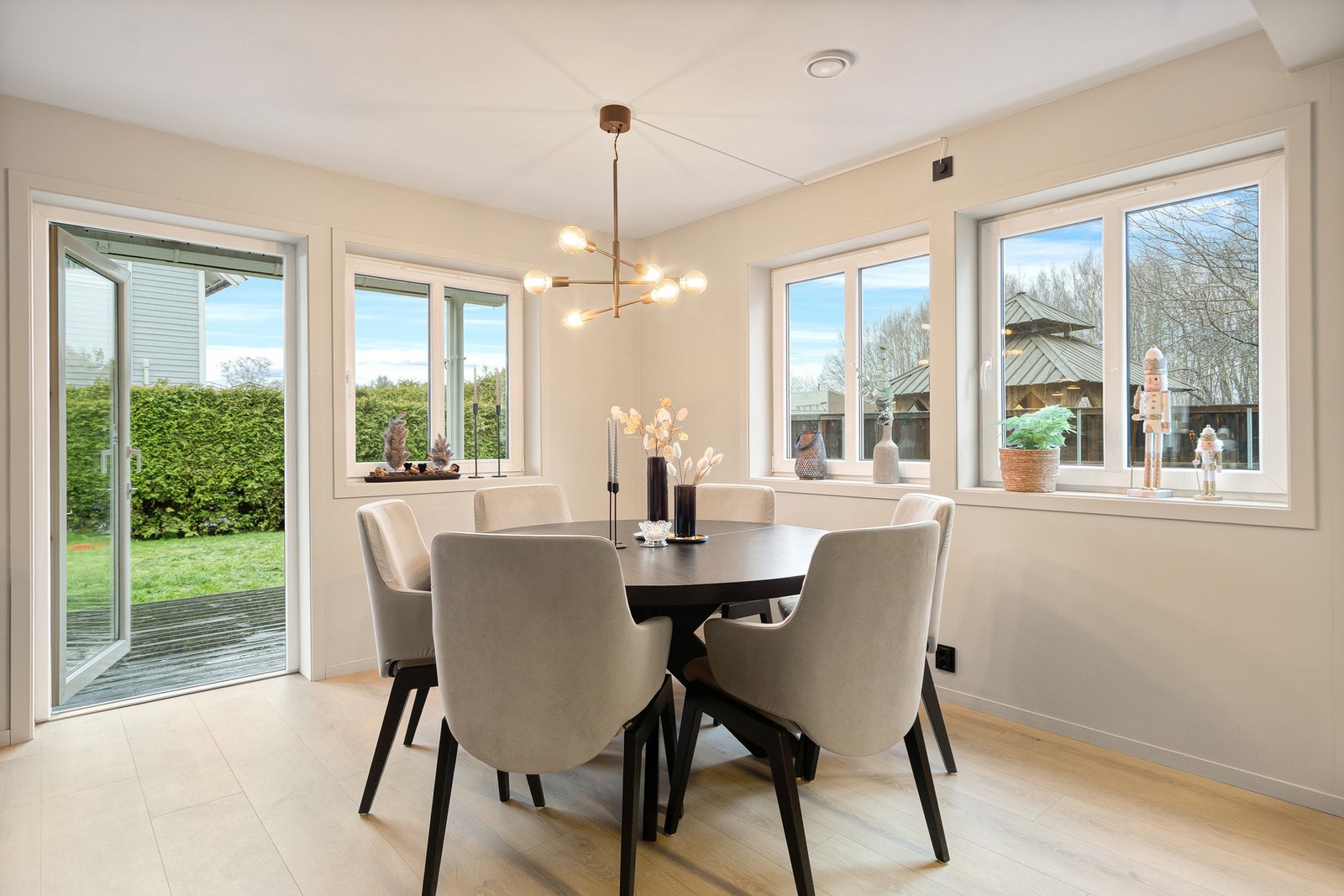 Fra rommet er det utgang til flott markterrasse og hage Galleribilde