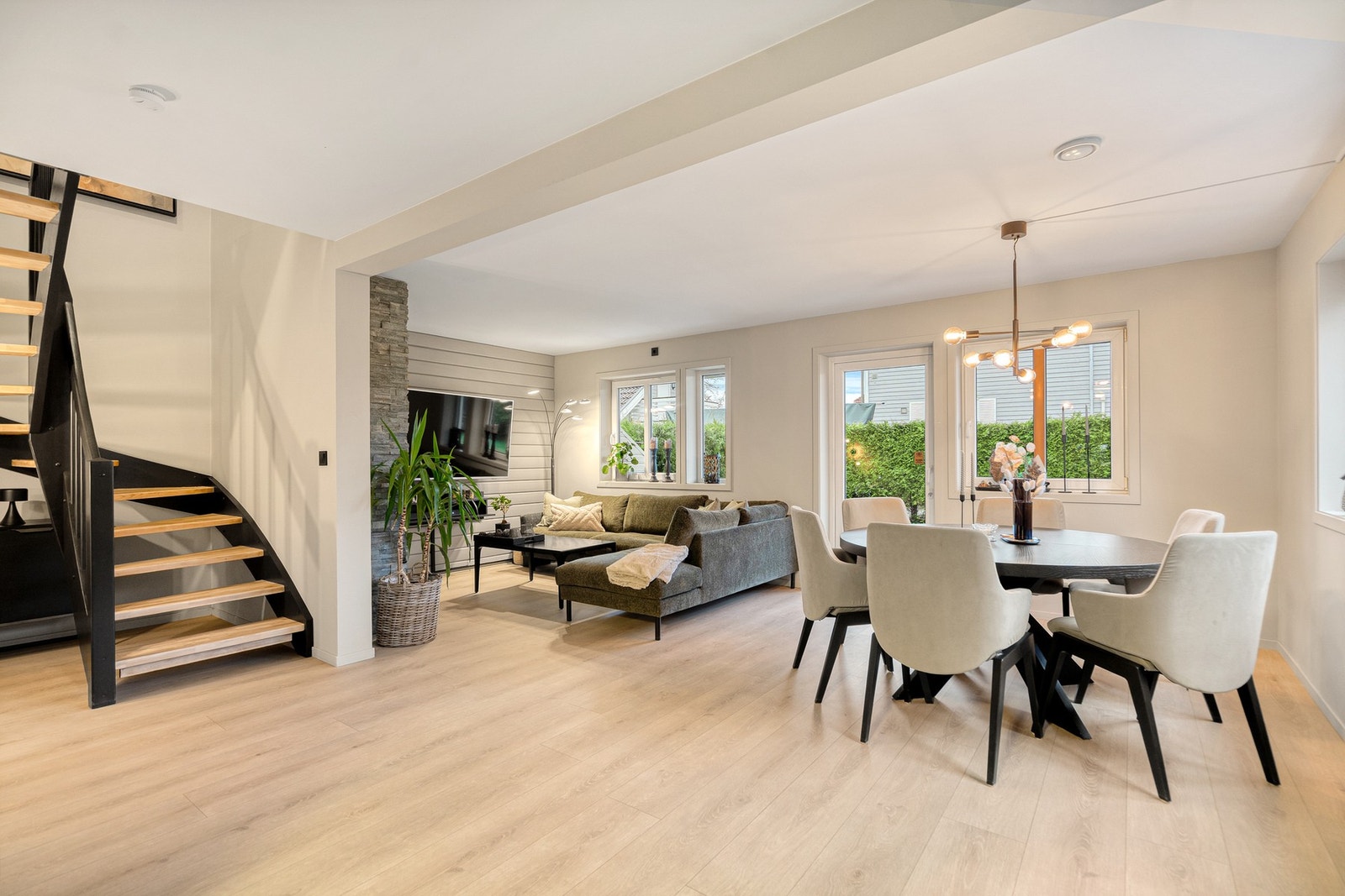 Stuen og kjøkkenet ligger i åpen løsning, i et svært tiltalende rom Galleribilde