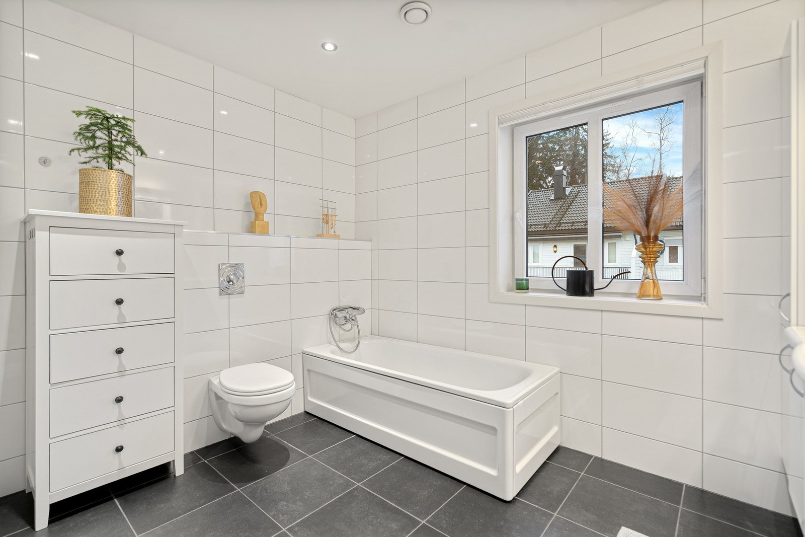 Her er det både dusjkabinett og badekar Galleribilde