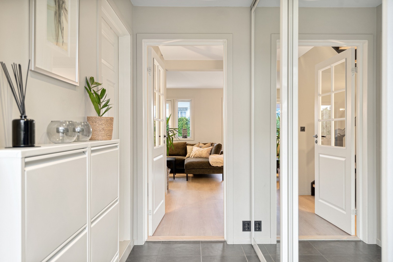 Godt med oppbevaring i skyvedørsgarderobe Galleribilde