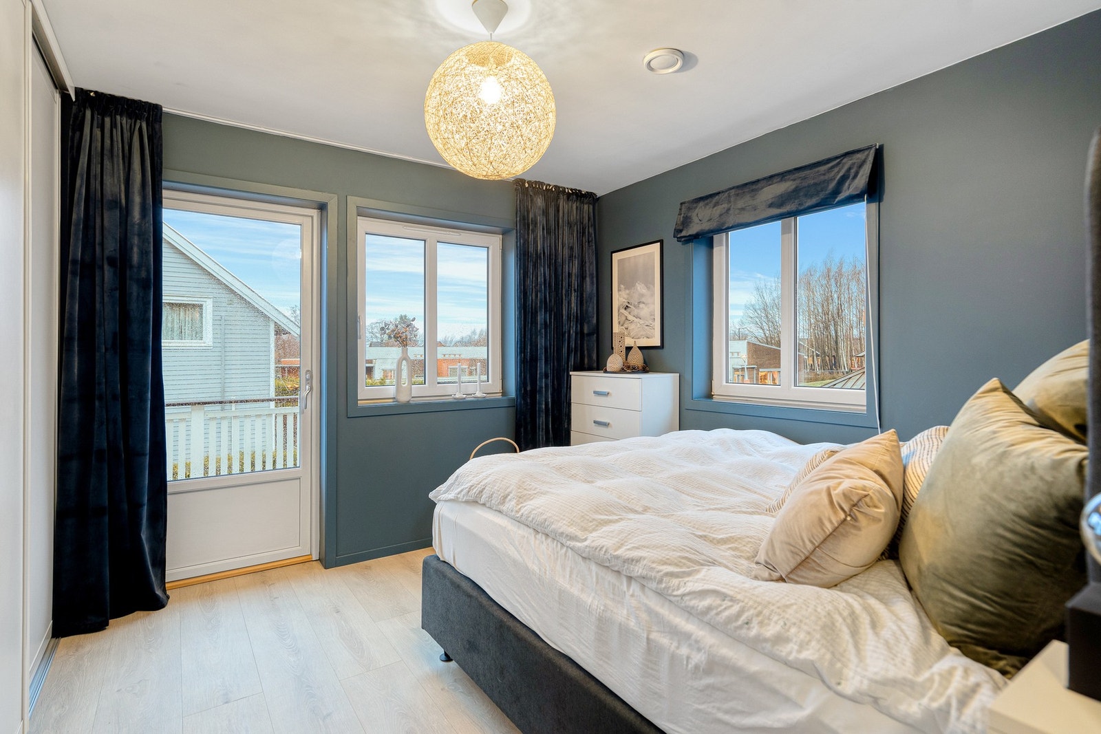 Utgang til balkongen fra dette soverommet Galleribilde