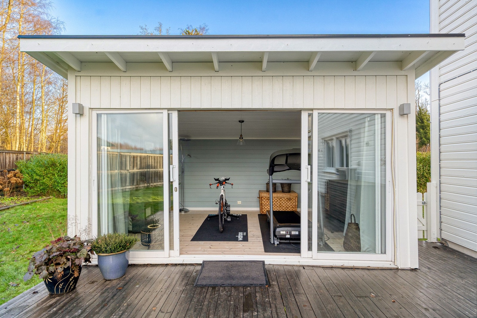 I hagen er det det en utestue som idag benyttes som treningsrom Galleribilde