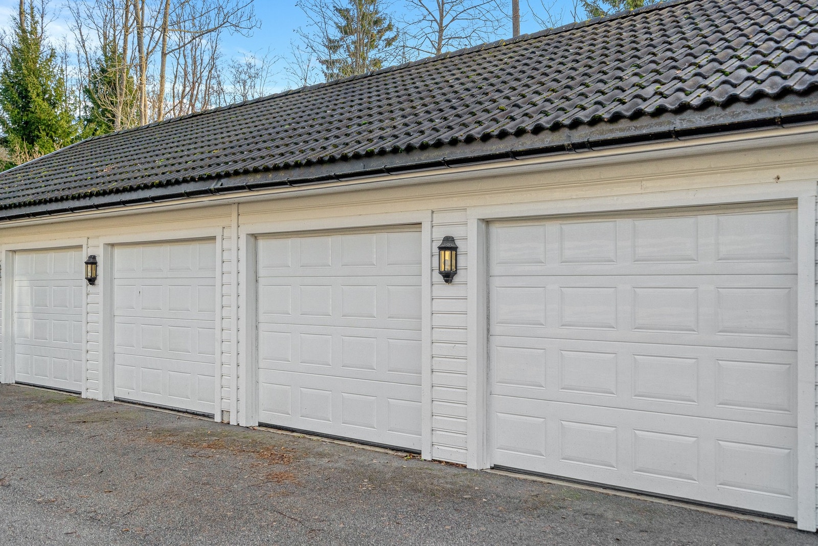 Boligen disponerer en garasjeplass i felles garasjerekke Galleribilde