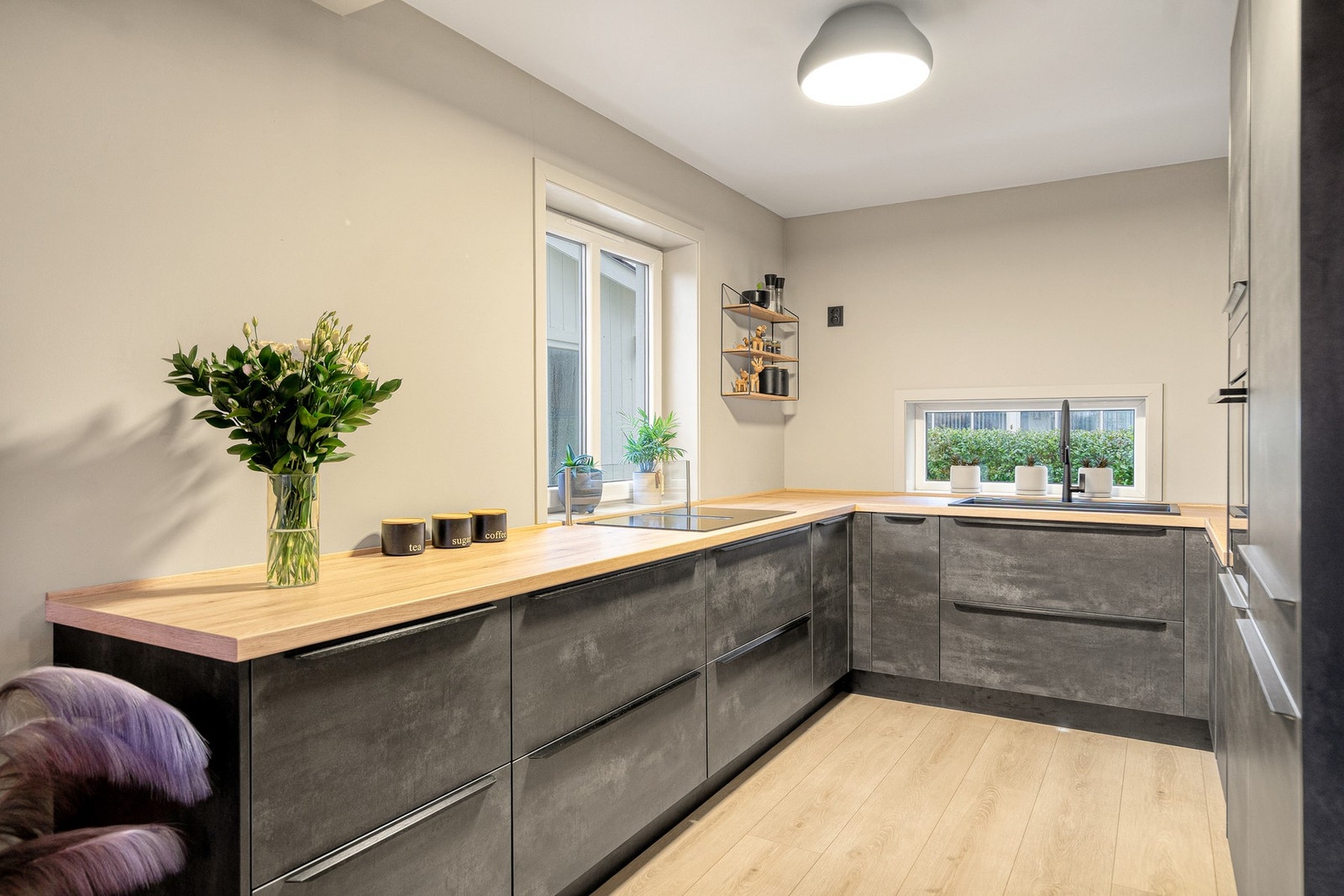 Integrerte hvitevarer som stekevon i høyden, platetopp og oppvaskmaskin Galleribilde