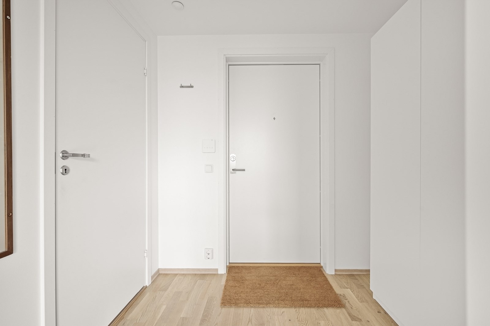 Velkommen inn! Lys og innbydende entré som gir Leiligheten et godt førsteinntrykk. Galleribilde