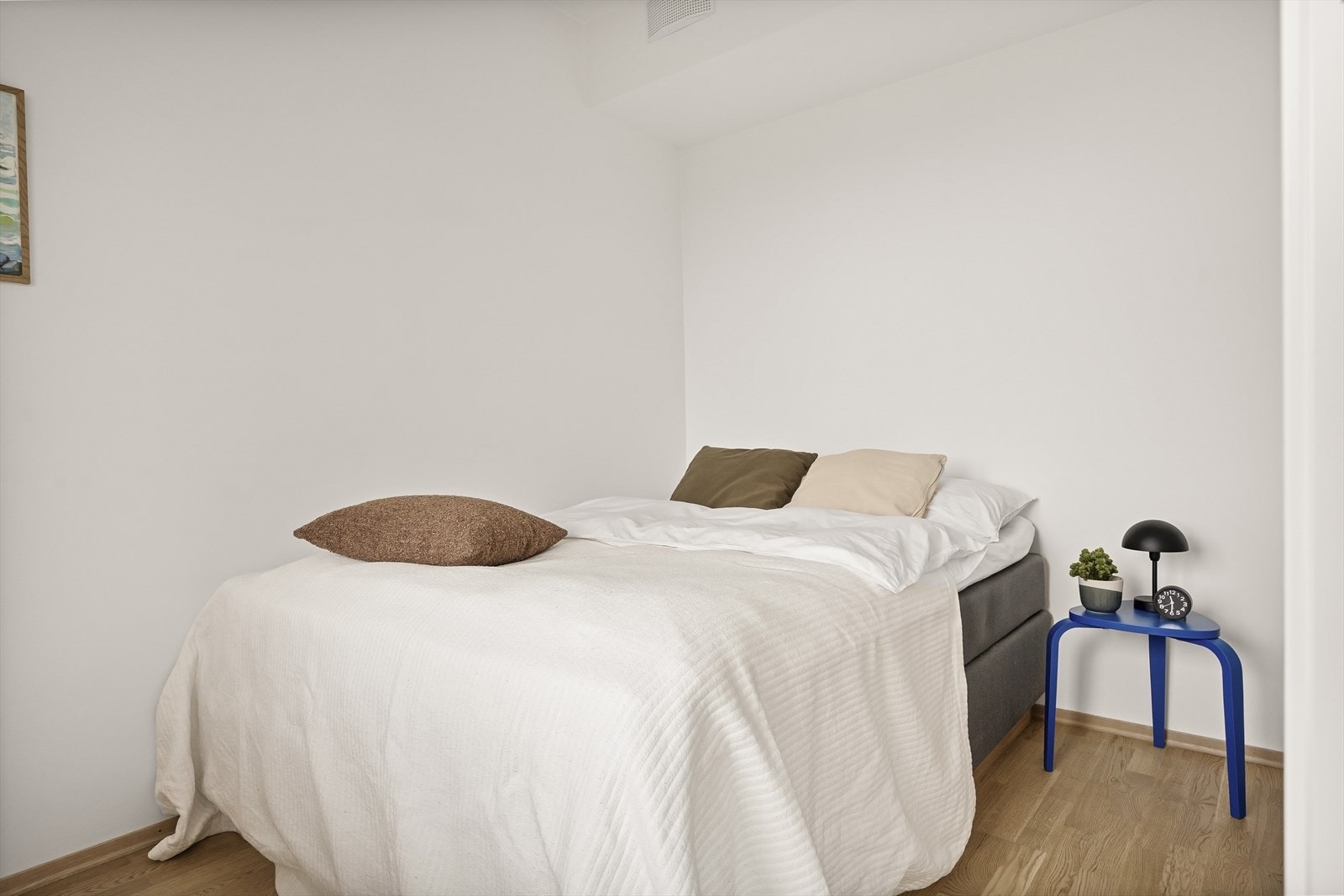 Soverommet i leiligheten er av god størrelse, med plass til dobbeltseng, tilhørende nattbord og annet ønskelig innredning. Galleribilde