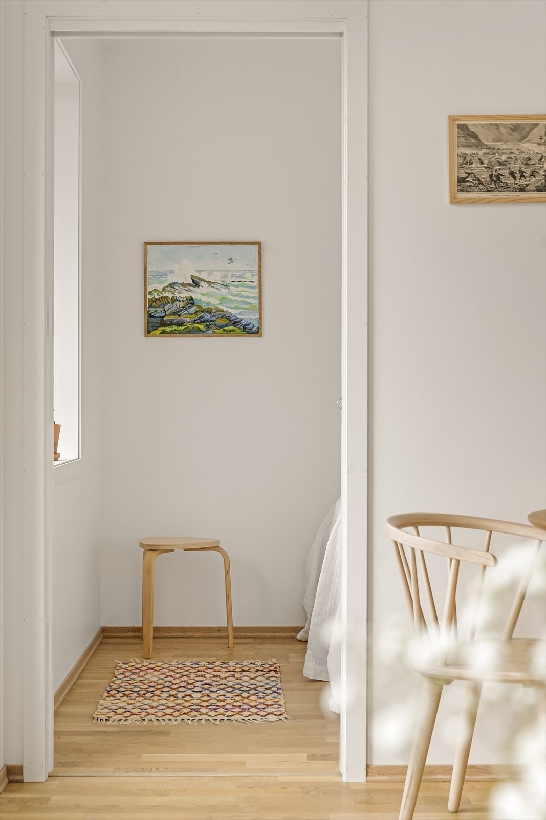 Fra stuen har du direkte adkomst til soverommet, som er adskilt med en praktisk skyvedør. Galleribilde