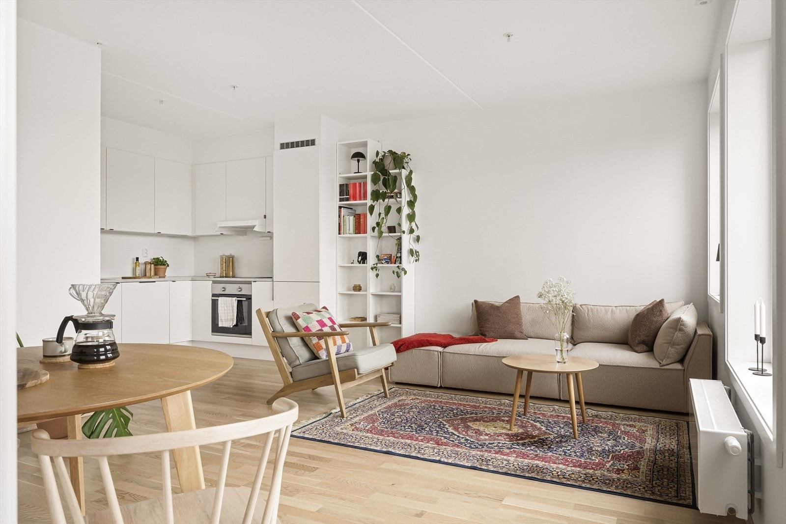 Stuen er av god størrelse, med plass til en sofaseksjon og annet ønskelig innredning. Galleribilde