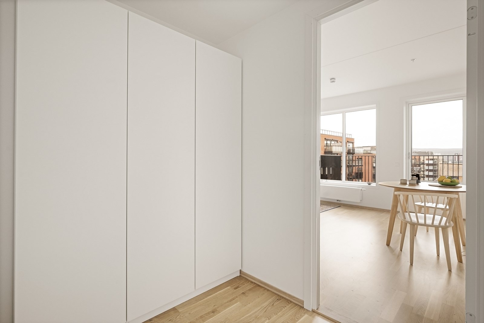 Praktisk garderobeskap i tilknytning til entréen. Galleribilde