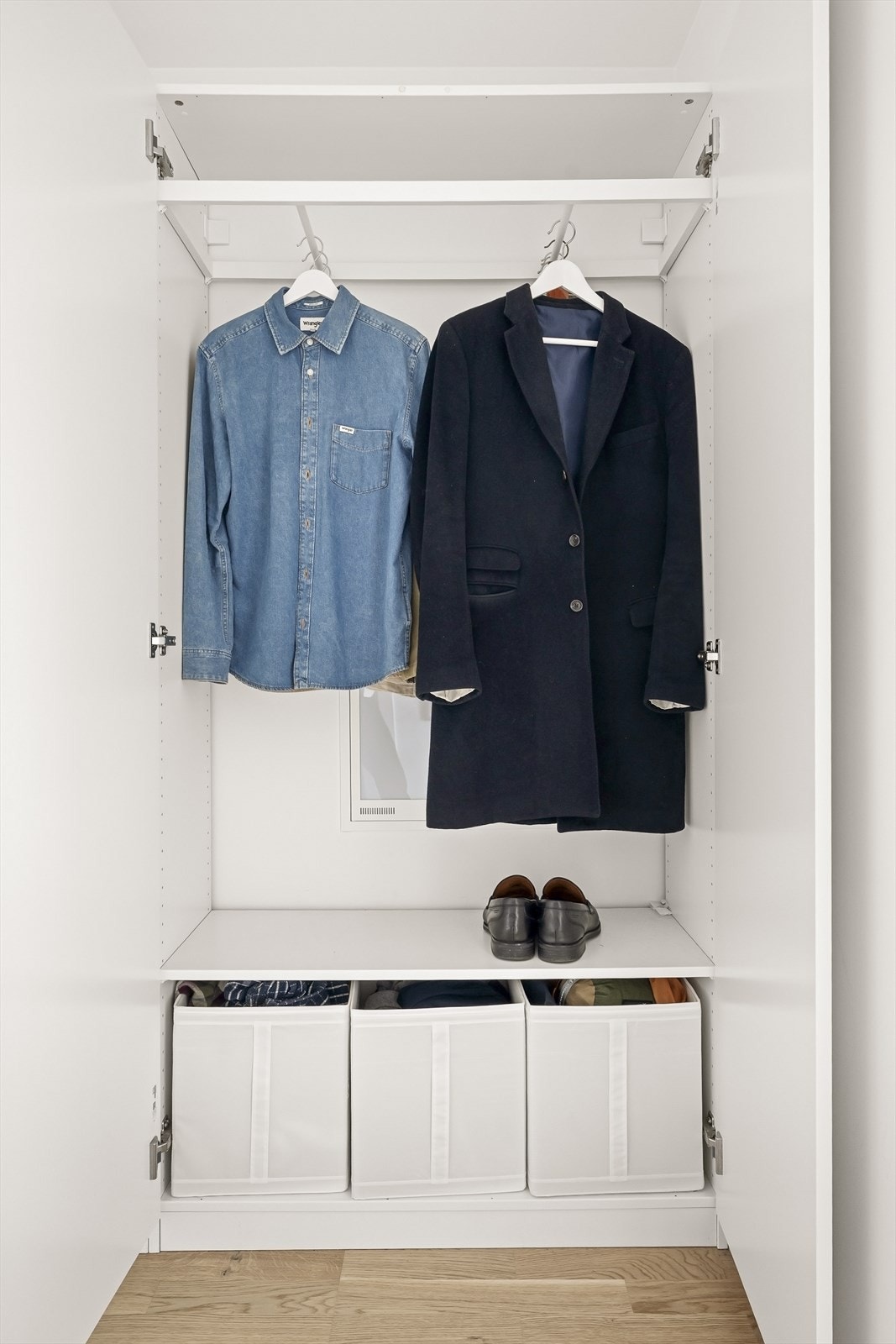 Godt med oppbevaringsplass i garderobeskap. Galleribilde