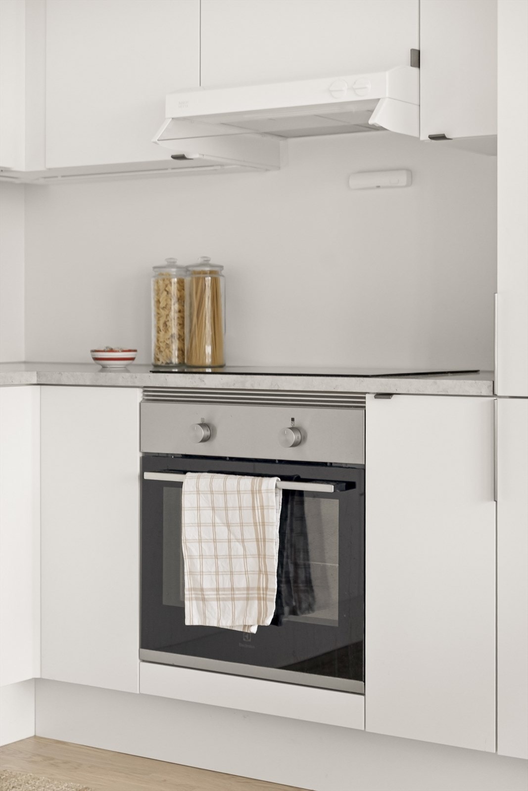 Kjøkkenet er utstyrt med vannvakt, komfyrvakt, platetopp, nedfelt kum, ettgreps blandebatteri, kjøl/fryseskap, stekeovn og oppvaskmaskin. Galleribilde