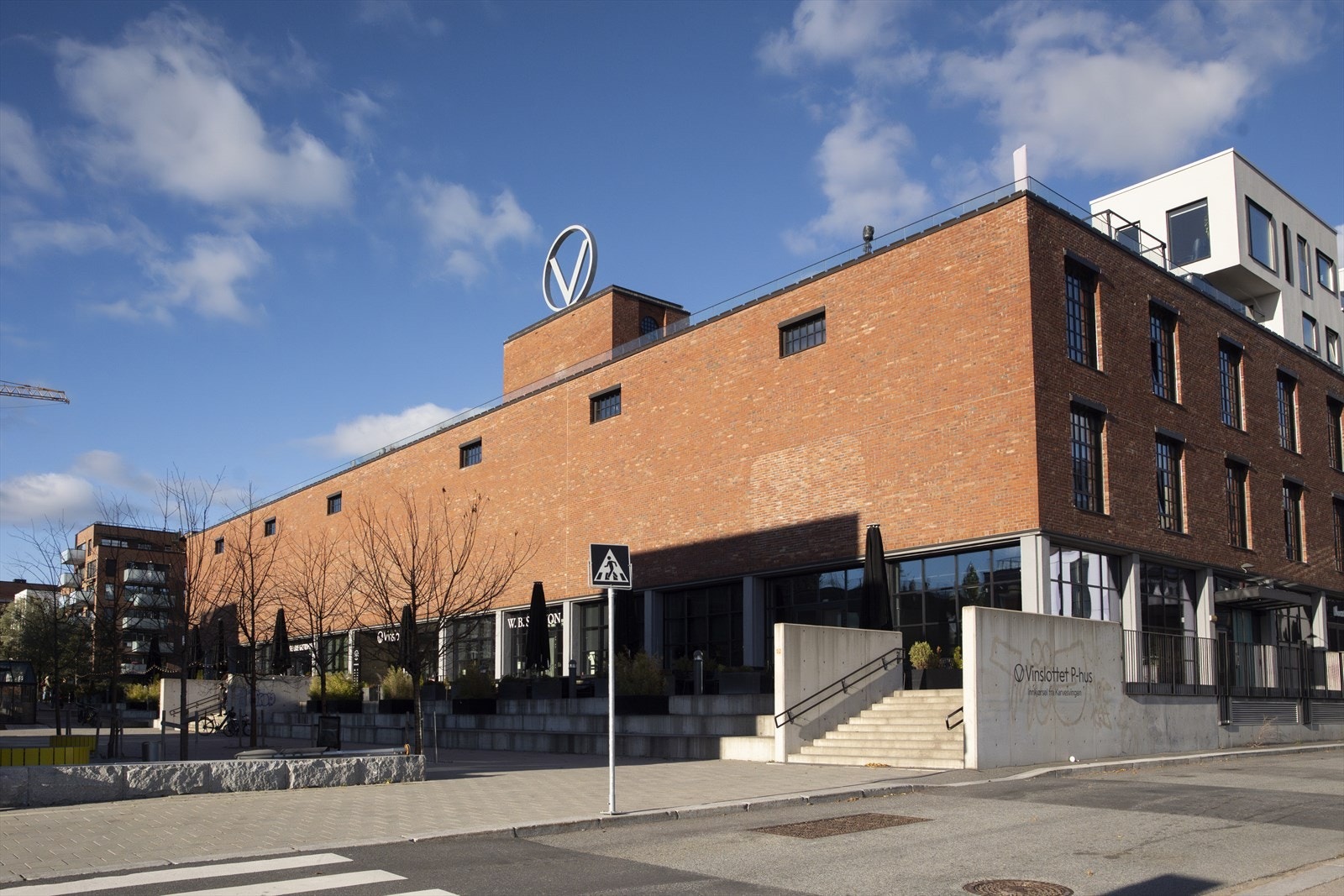 Nærområdet er livlig, med små butikker, caféer og andre servicetilbud. Galleribilde