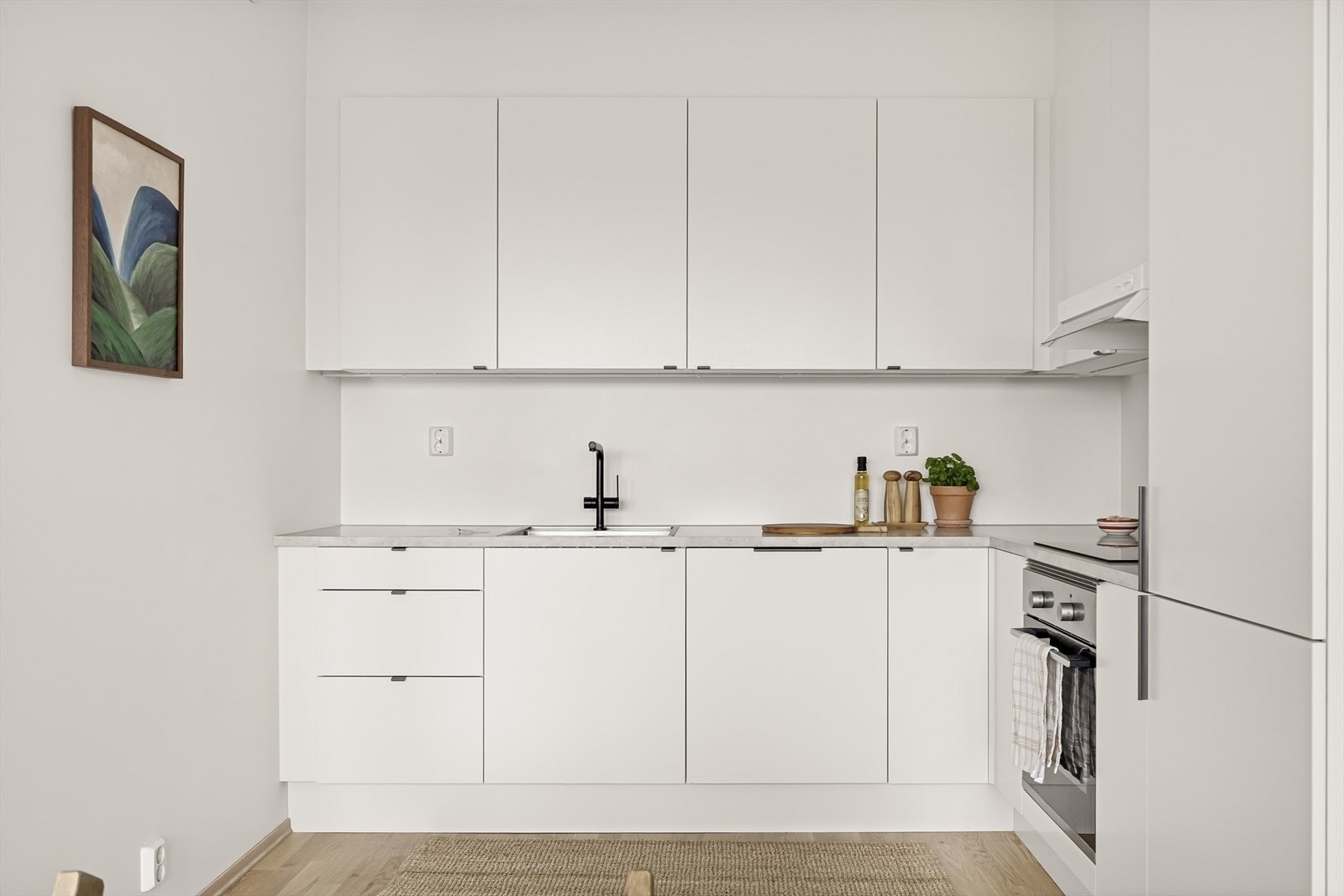 Lyst og moderne kjøkken fra 2024, med glatte fronter og laminat benkeplate. Galleribilde