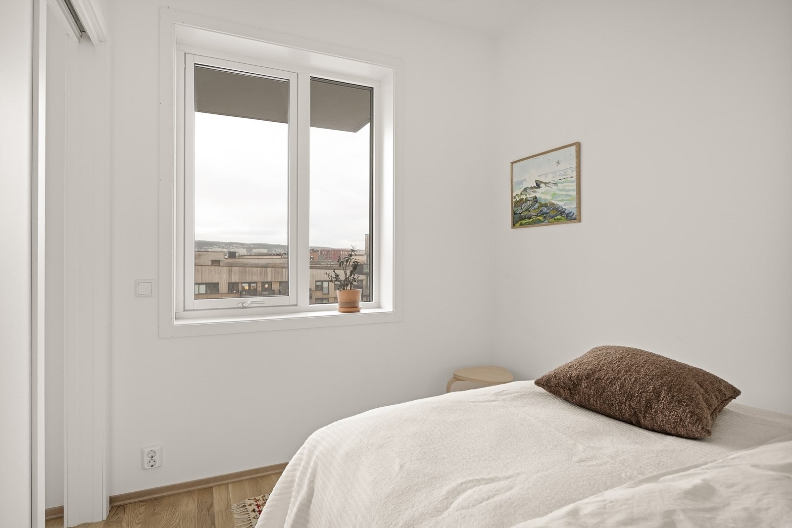 Soverommet har rikelig med lys fra vindusflatene. Galleribilde