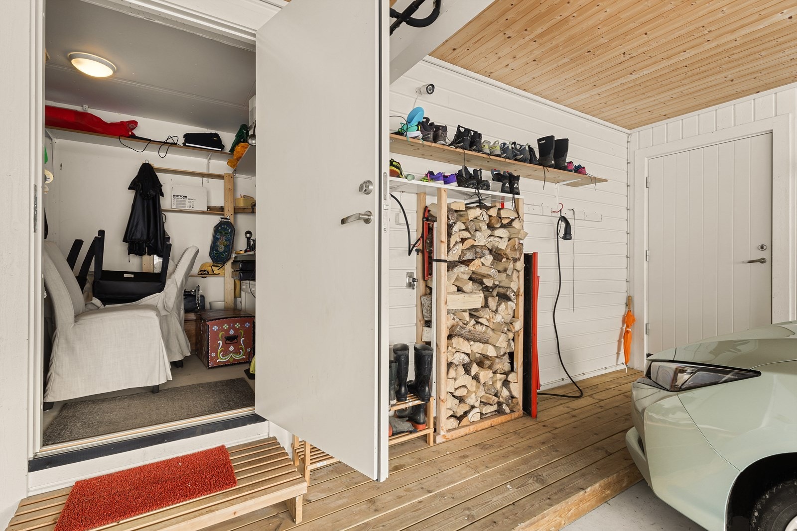 Her har du elbillader og enda en utvendig bod for oppbevaring. Galleribilde