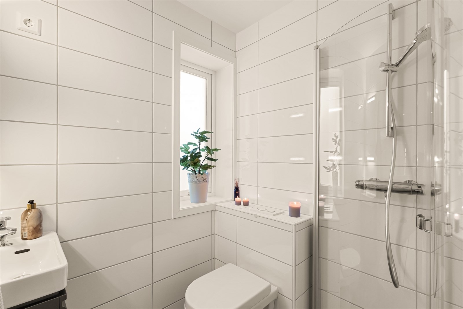 Det andre badet har tilkomst fra gangen - perfekt for gjester og barn. Galleribilde