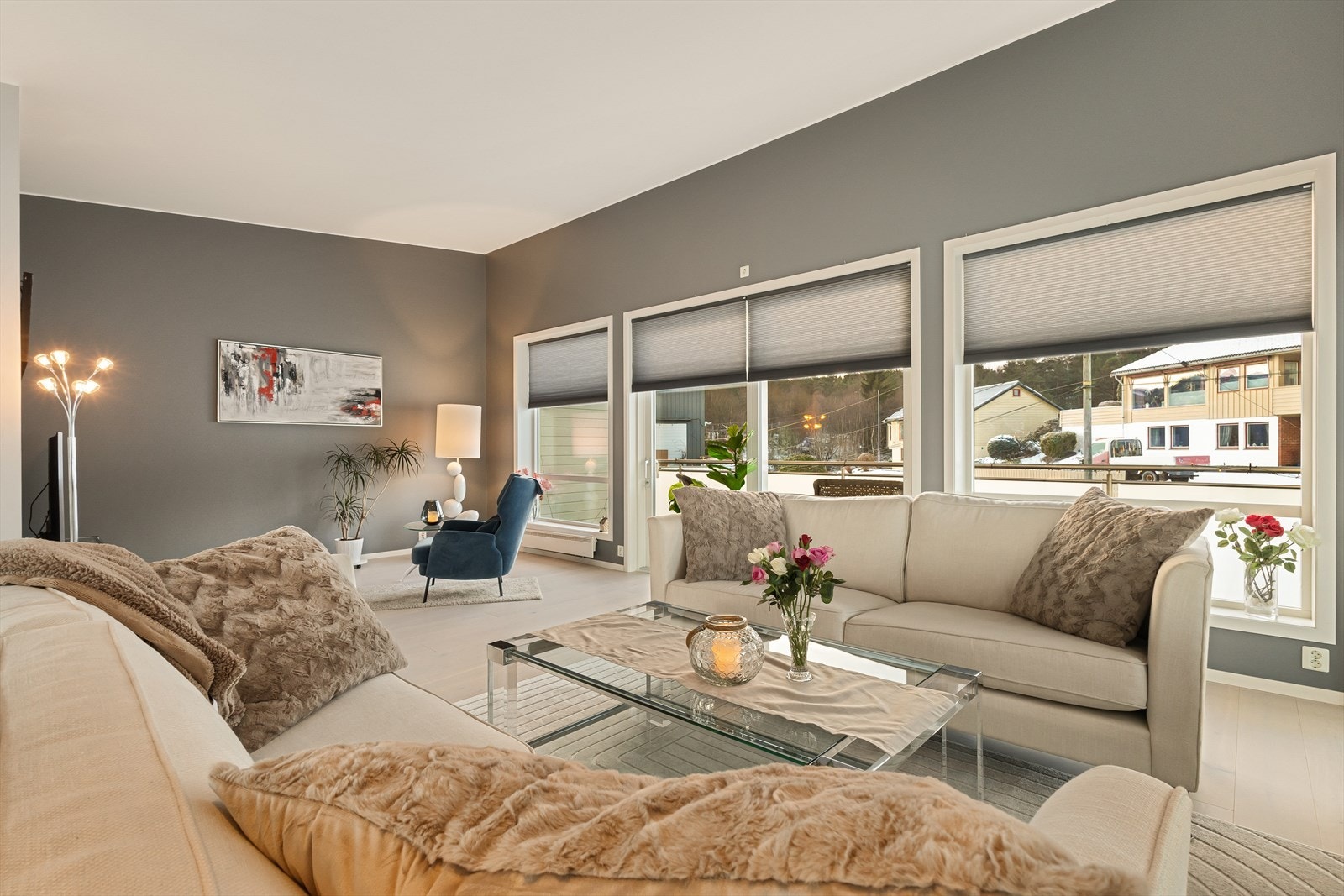 Slette, malte vegger i behagelige farger. Her har du også tilkomst til den sørvestlige delen av terrassen. Galleribilde