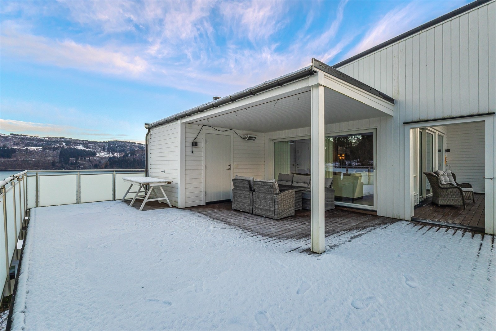 Boden under tak måler 6 m², praktisk for å romme utemøblene på vinterhalvåret. Galleribilde