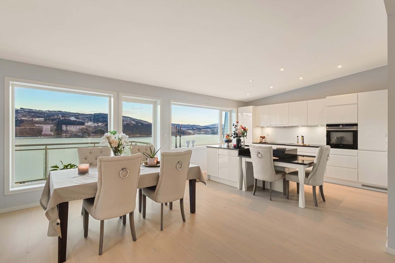 Den herlige sjøutsikten får du helt inni stuen og på kjøkkenet. Galleribilde