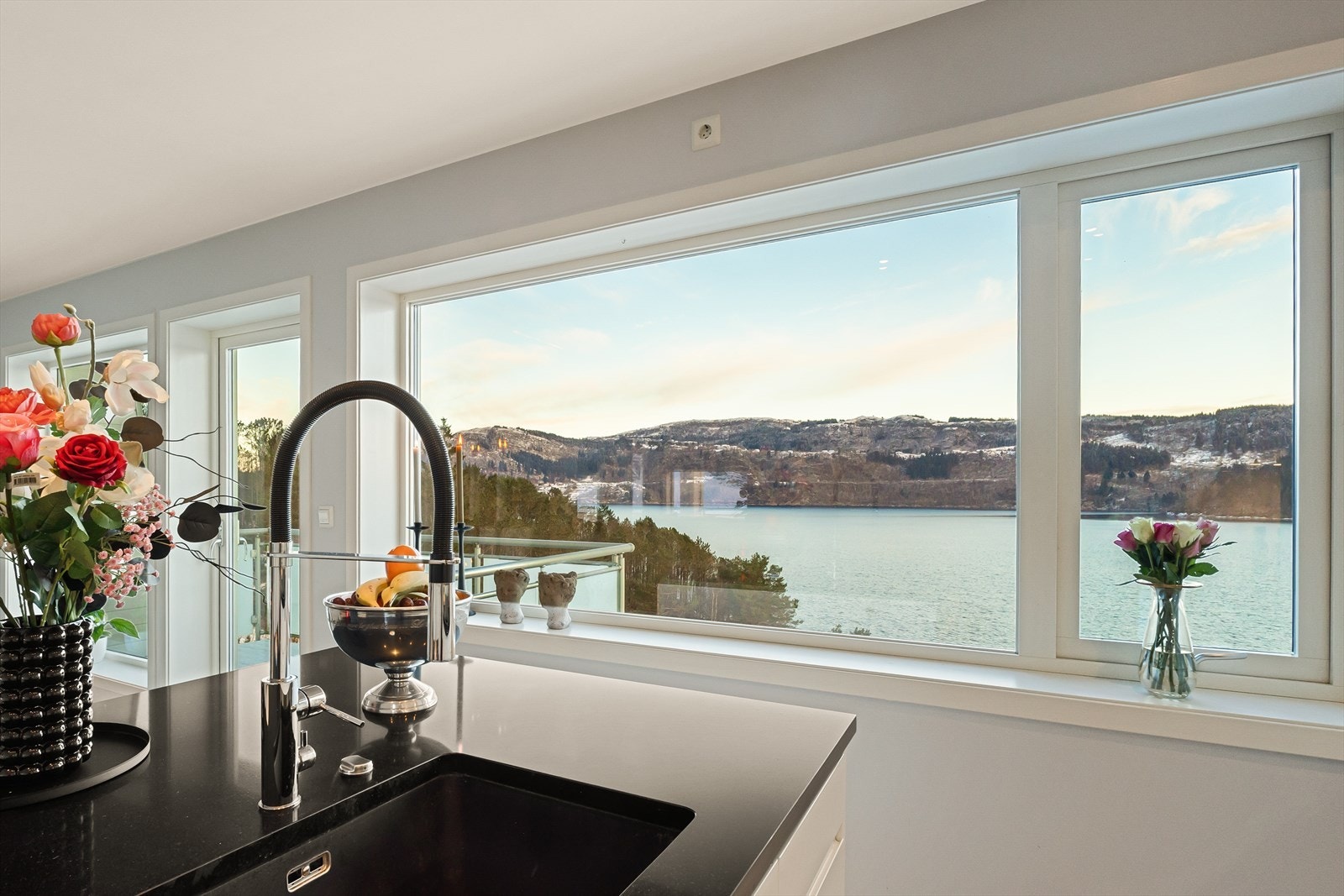 Morgensolen skinner inn på kjøkkenet. Galleribilde